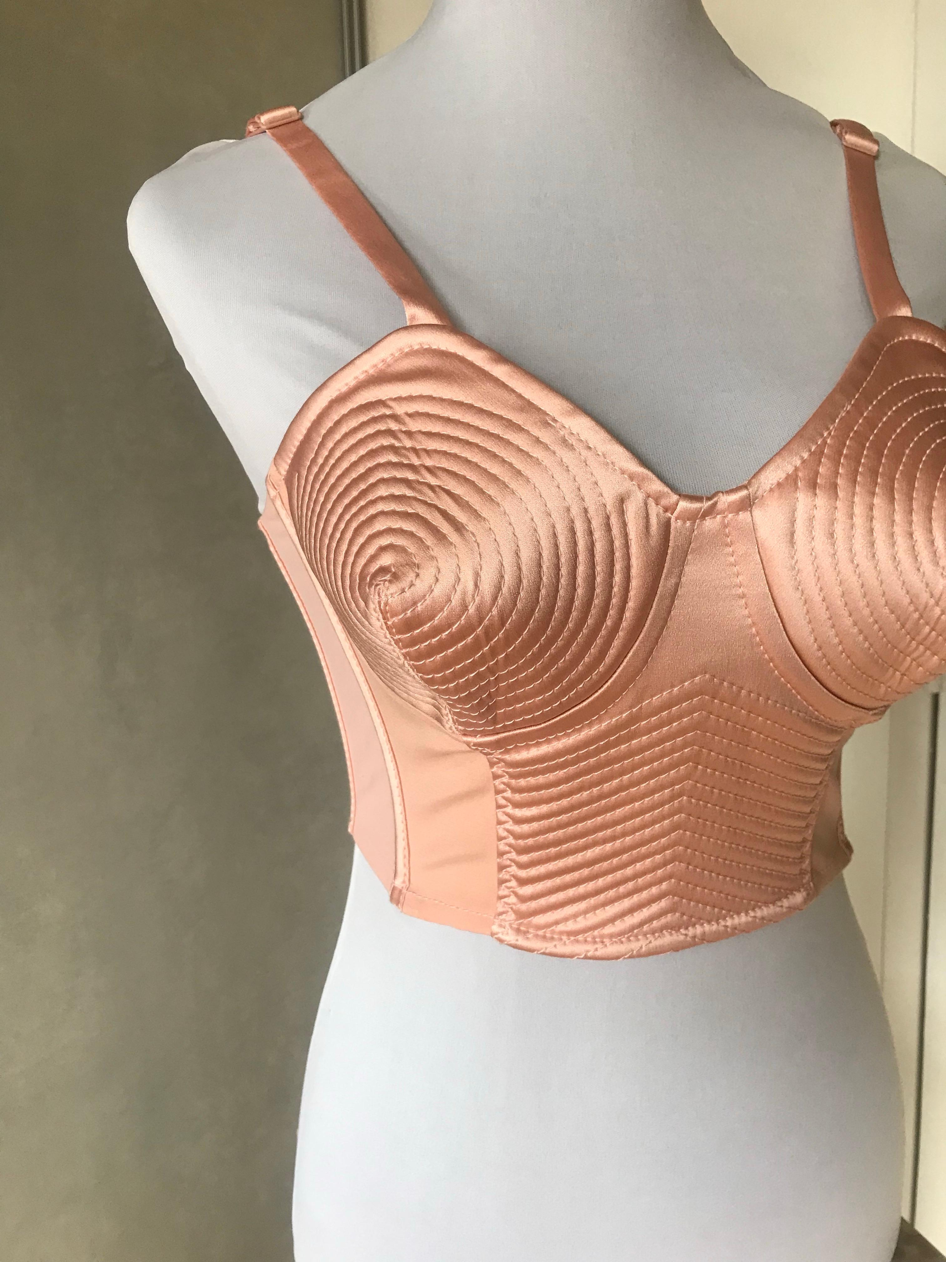 Magnifique bustier corset de forme conique. Modèle similaire porté par Madonna. Rare et recherché. Neuf, jamais porté. Vintage. Collectional. Taille 6US 8 UK 36FR.    Magnifique bustier corset avec forme conique. Modèle similaire Portée par Madonna.