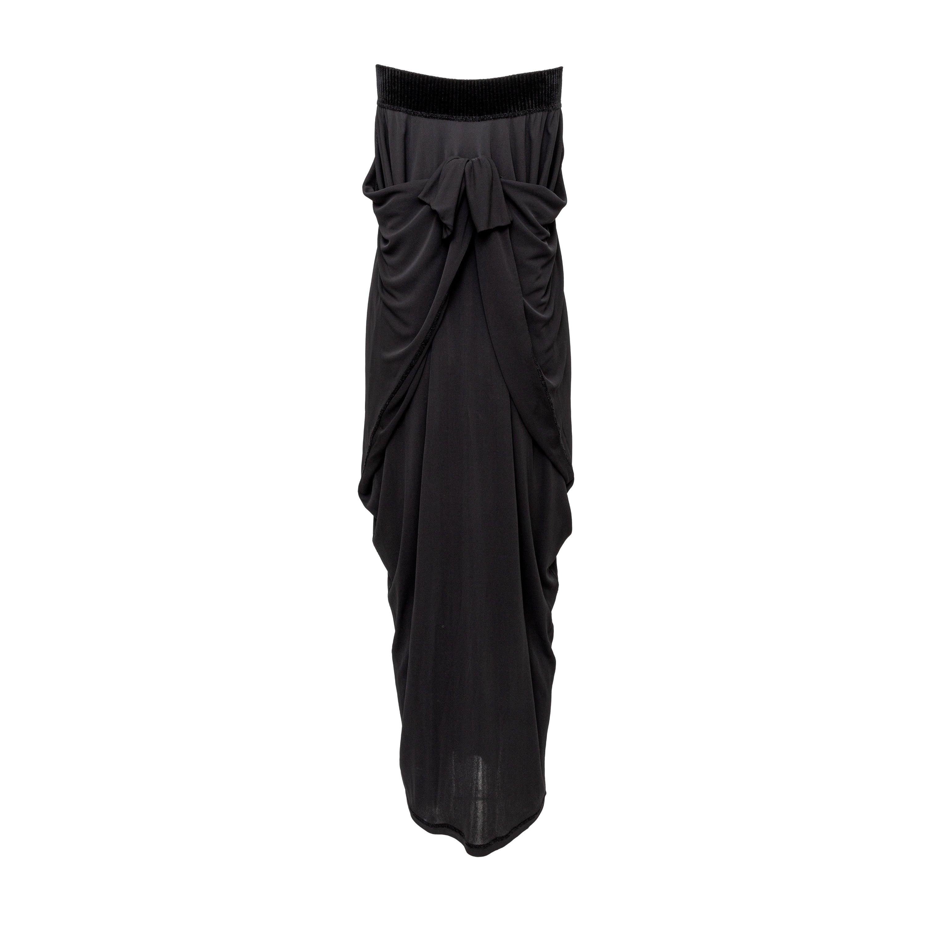 Das schulterfreie Kleid Jean Paul Gaultier des Labels Soleil zeichnet sich durch ein langes Maxikleid im griechischen Stil, einen gerippten Saum aus Samt und eine einzigartige Silhouette mit hinten gebundenen Bahnen aus. 
 Maße: Büste:32;Länge:120 
