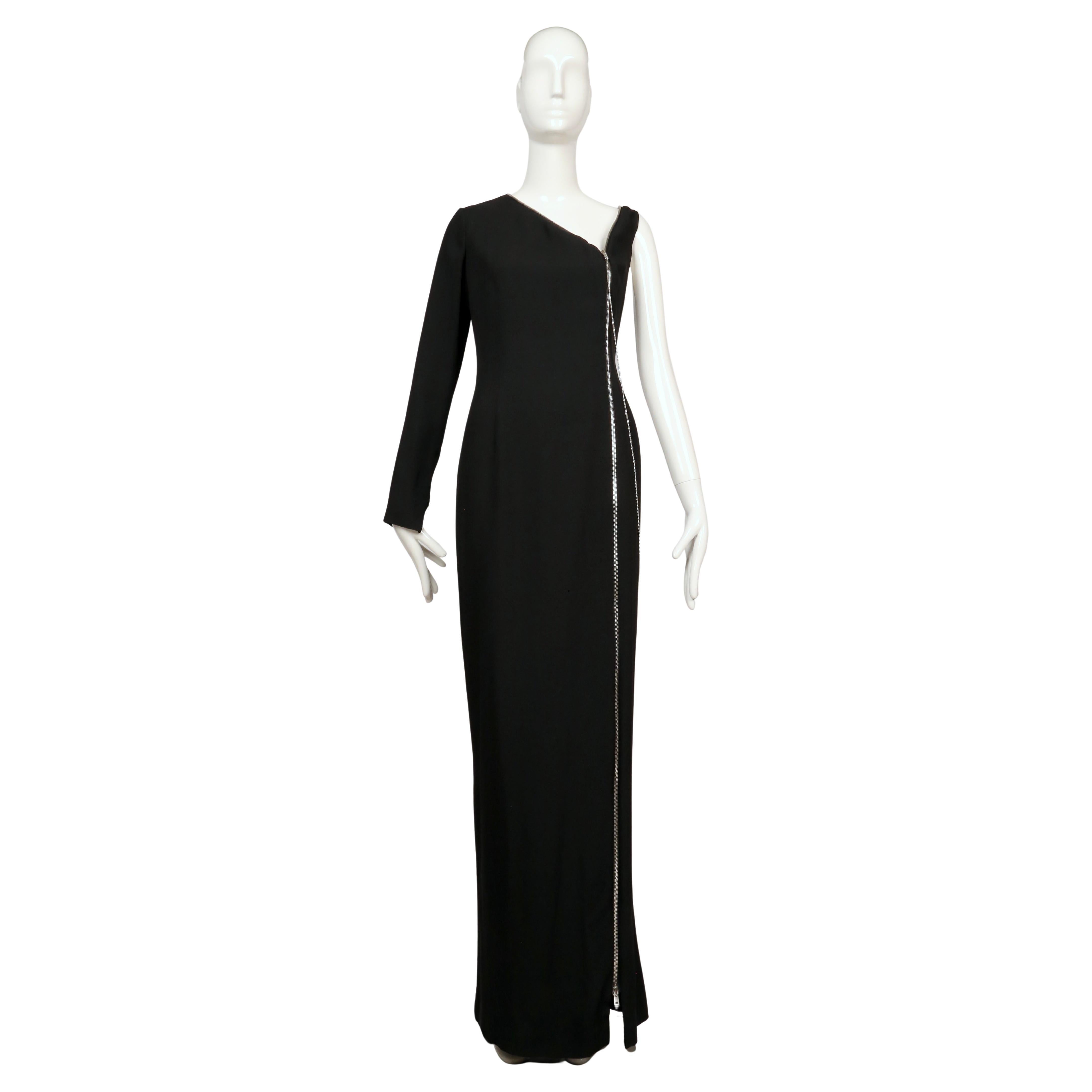 
Une robe de Jean Paul Gaultier d'un noir éclatant et de grande collection. Conçue avec une silhouette asymétrique, la robe présente une seule manche longue contrastée par une épaule dénudée. Le détail qui le caractérise est la spectaculaire