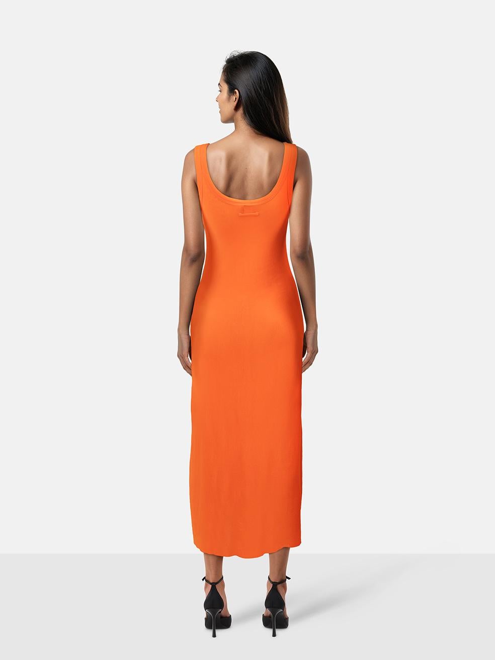 El ESTADO es Muy bueno. Apenas se aprecia desgaste en el vestido de esta prenda de segunda mano del diseñador Jean Paul Gaultier.
 

 Detalles
 

 

 Naranja
 

 Sintético
 

 Vestido
 

 Midi
 

 Sin mangas
 

 Puro
 

 Cuello redondo
 

 

 

