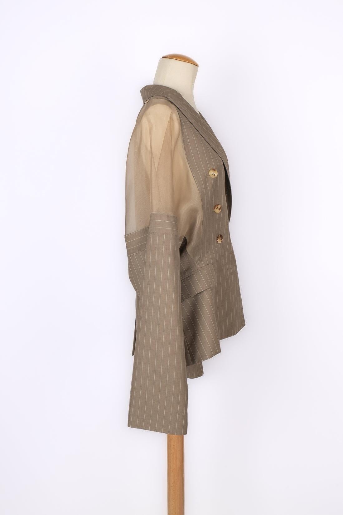 Jean-Paul Gaultier - (Made in Italy) Organza and new wool jacket. Size 44FR.

Additional information:
Condition: Very good condition
Dimensions: Shoulder width: 44 cm - Sleeve length: 66 cm - Length: 68 cm

Seller Reference: FV146