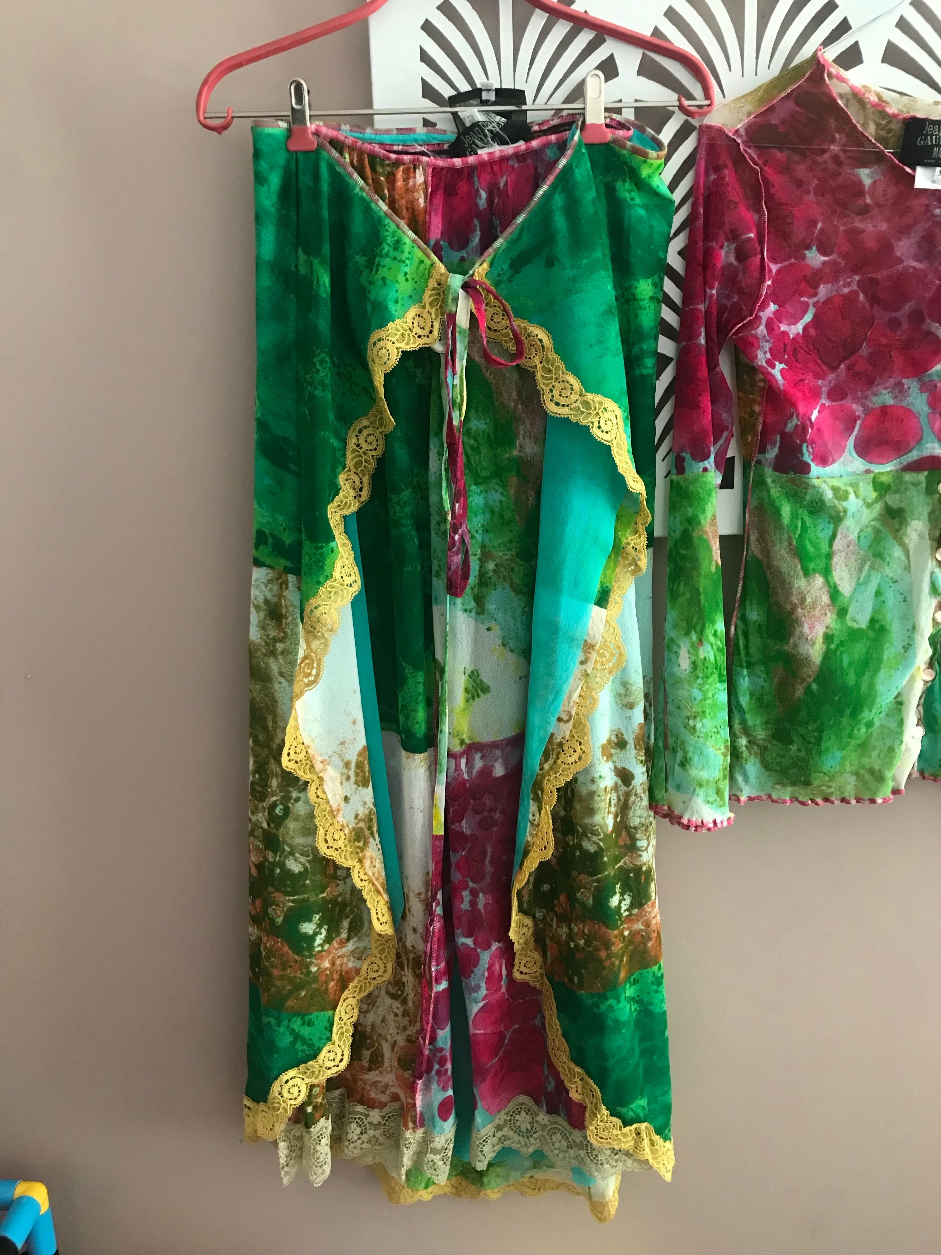 Beautiful set 3 pieces consisting of a cardigan top, pants and a pareo skirt that ties at the front. Pretty color. Rare and sought-after model. Suitable for a 38. Very good condition.                              Magnifique ensemble 3 pièces composé