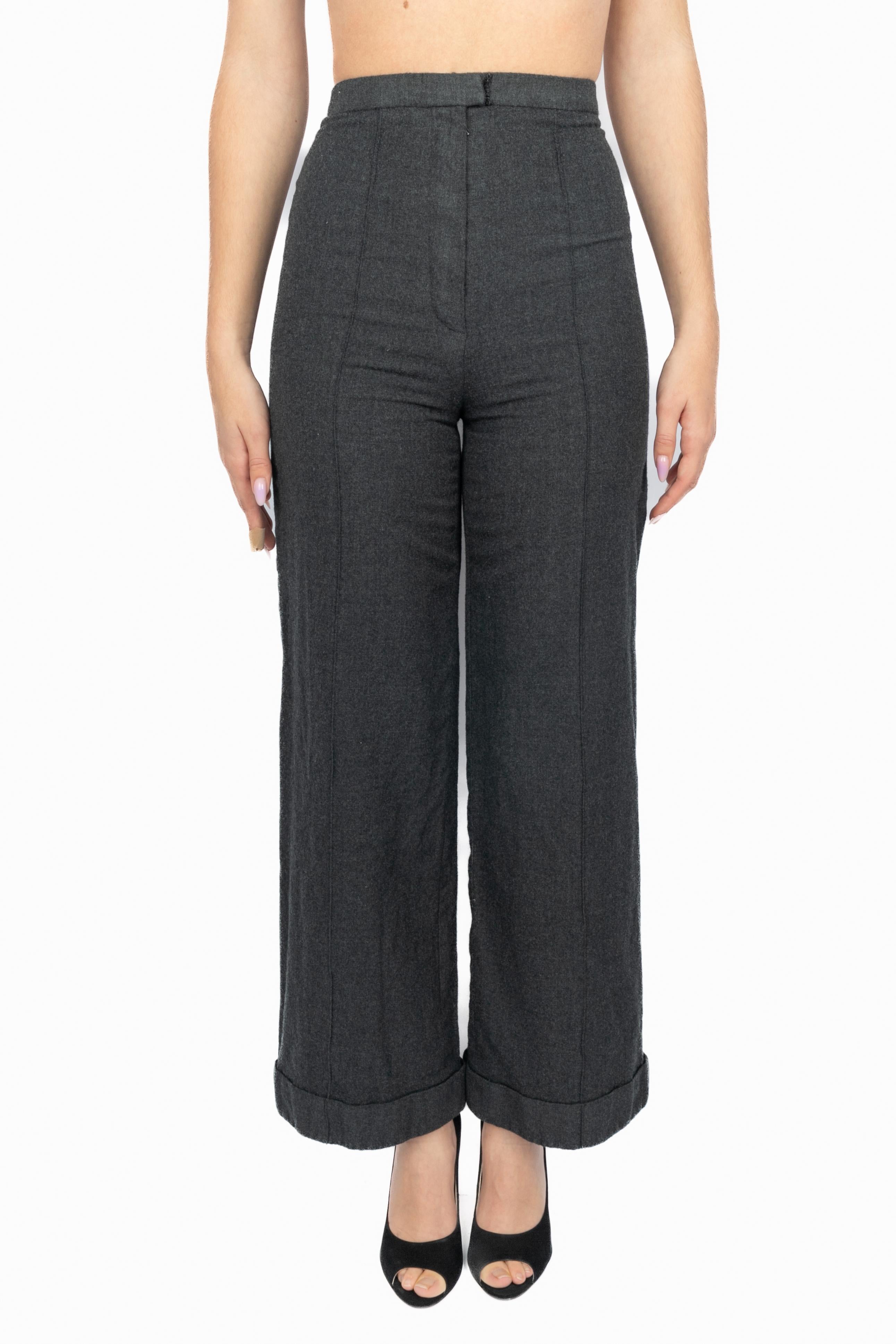 JEAN-PAUL GAULTIER - (Fabriqué en France) Pantalon en laine grise. Composition et labels de taille manquants, il convient à un 34FR. Une Collection Haute Couture.

Condit :
Très bon état.

Dimensions :
Taille : 30 cm - Longueur : 95 cm

SKU:FJ234