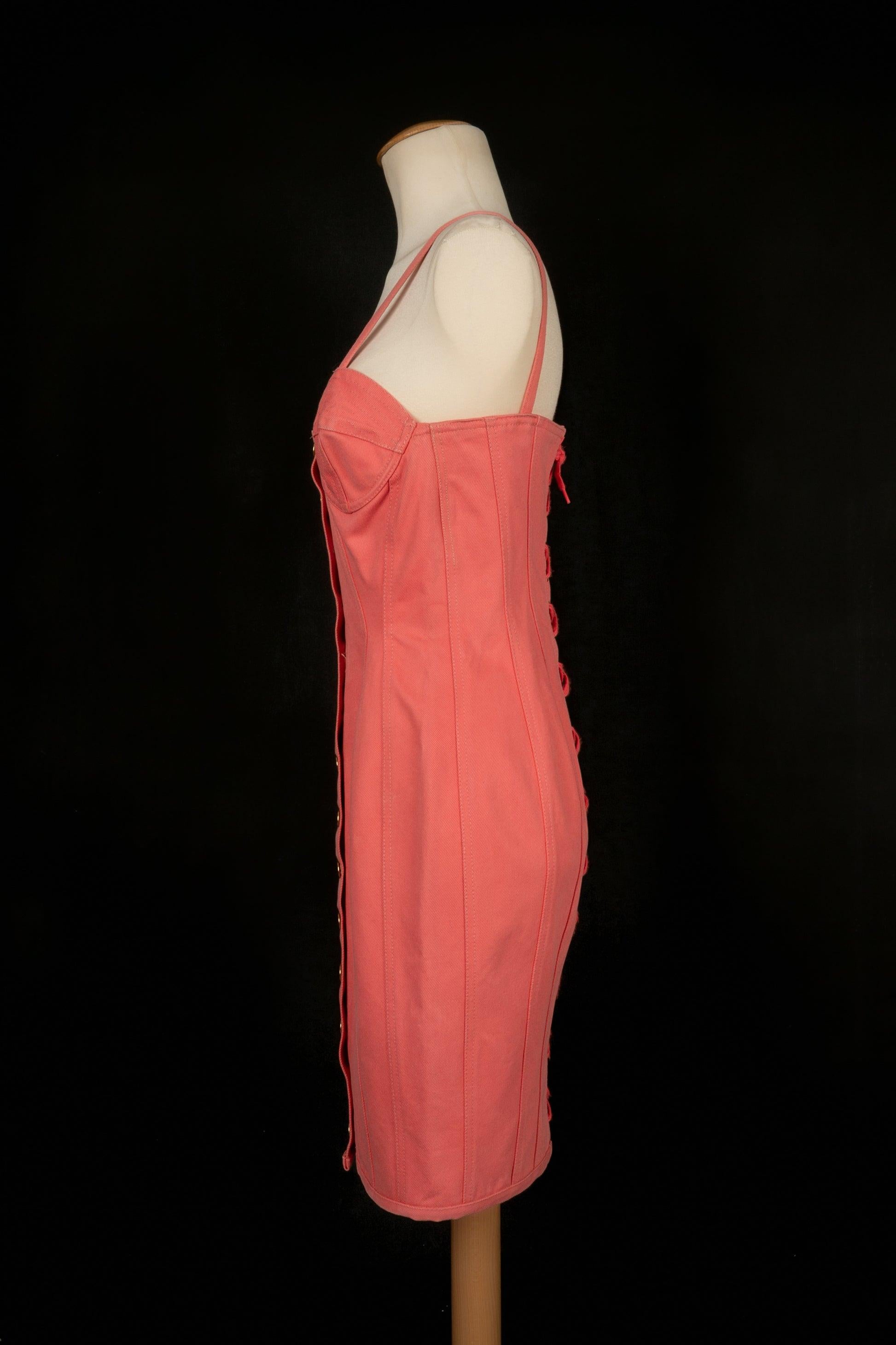 Jean-Paul Gaultier - (Made in Italy) Rosa Baumwollkleid mit goldenen Metallknöpfen. 42IT Größe angegeben, es passt eine 38FR.

Zusätzliche Informationen:
Zustand: Sehr guter Zustand
Abmessungen: Brustumfang: 40 cm - Taillenumfang: 31 cm -