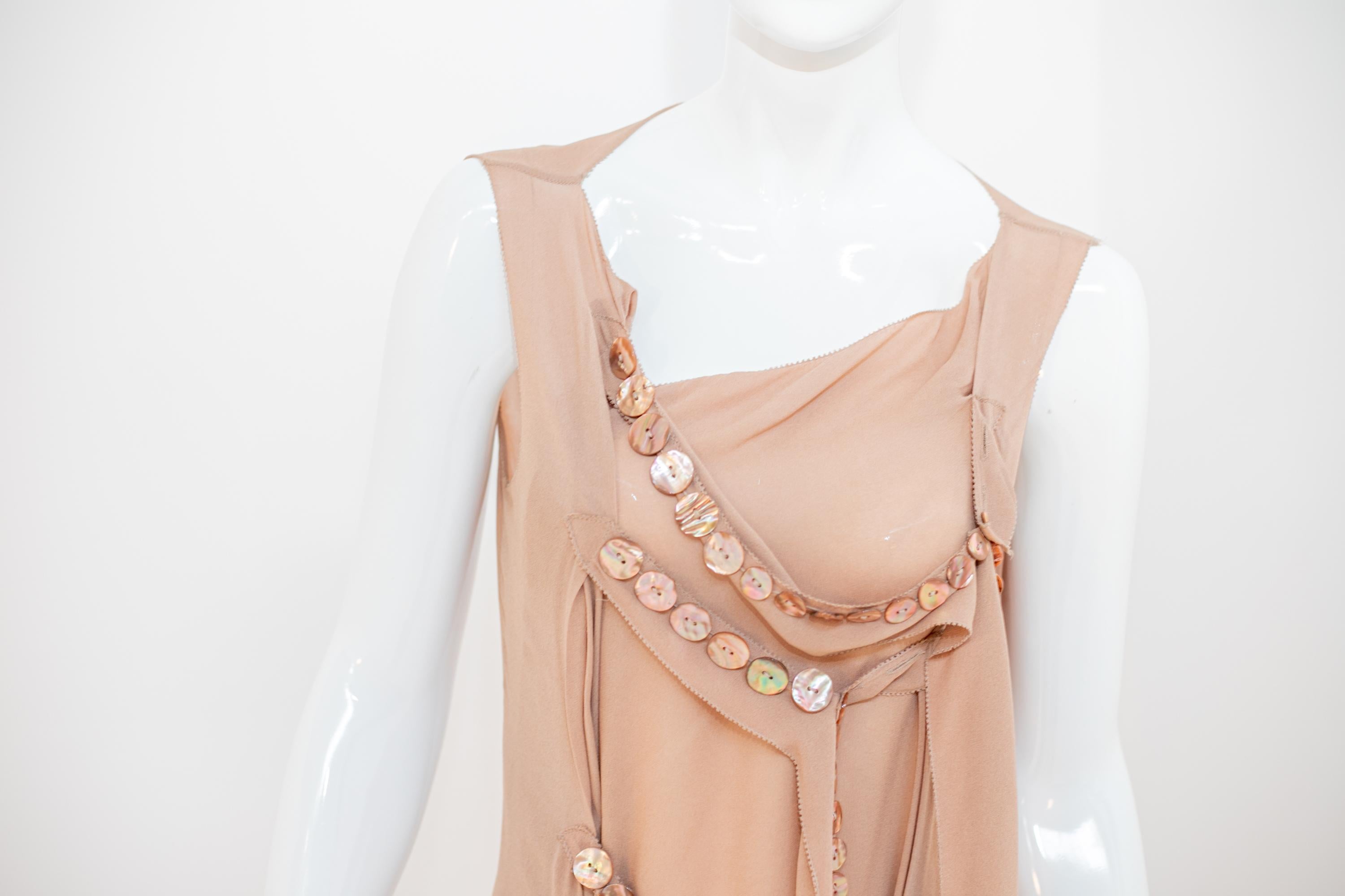 Wunderschönes langes Abendkleid, entworfen von dem großen Jean Paul Gaultier in den 1990er Jahren. Das Kleid hat noch das Originaletikett.
Das Kleid besteht aus einem Mieder mit zwei weichen Trägern, die bis zu den Knöcheln herabreichen und zwei mit