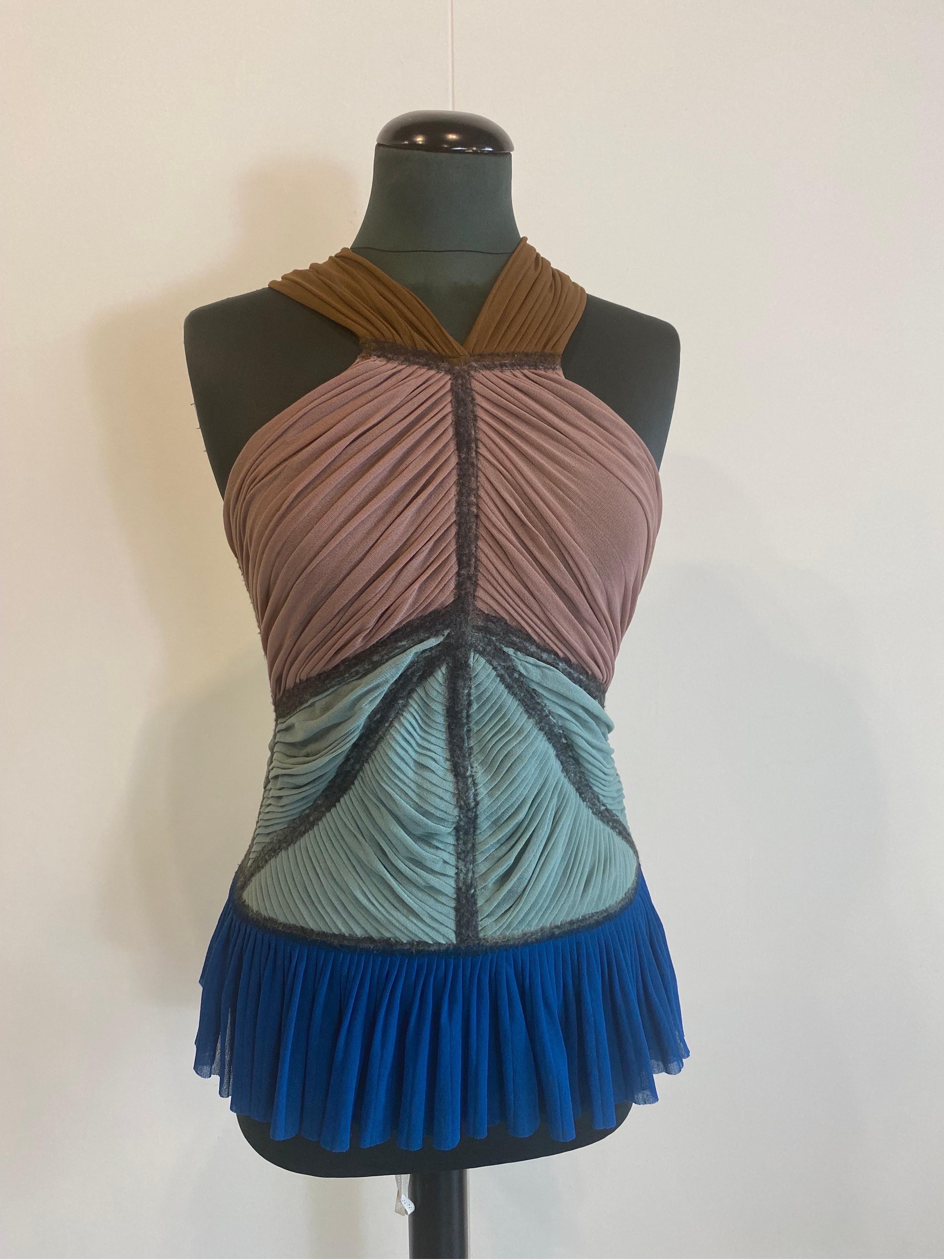 Vintage Jean Paul Gaultier top
Rare top from the 90s. Maille collection.
Side zip
Size M
Bust 35
Length 68
In excellent condition, with signs of normal use.
