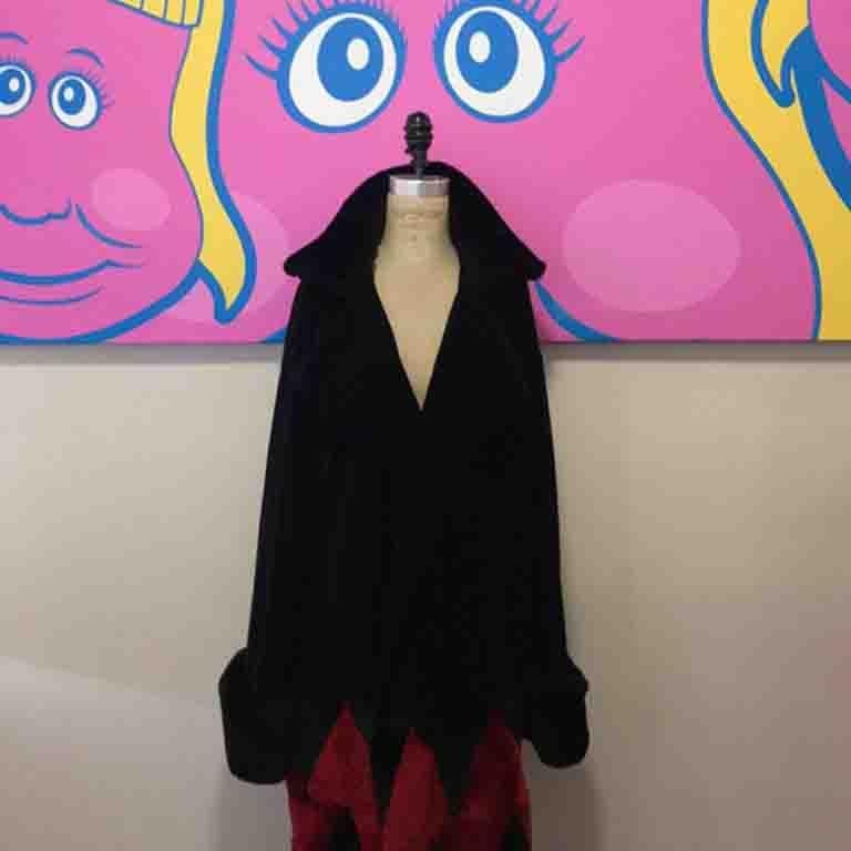 Questo splendido cappotto vintage di Jean Paul Gaultier è il meglio dello stilista! I rombi in basso sono pellicce di shearling. La pelliccia di shearling rifinisce anche il collo (sopra il colletto di velluto) e i polsini. 

Maniche esagerate.