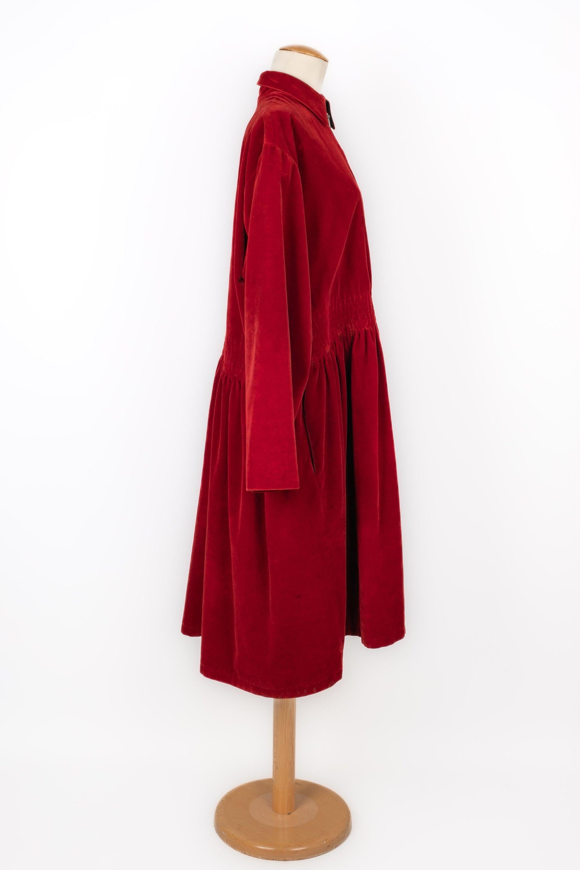 Jean-Paul Gaultier - (Made in Italy) Red velvet coat. No size indicated, it fits a 40FR/42FR.

Additional information:
Condition: Good condition
Dimensions: Shoulder width: 48 cm - Chest: 60 cm - Sleeve length: 60 cm - Length: 110 cm

Seller