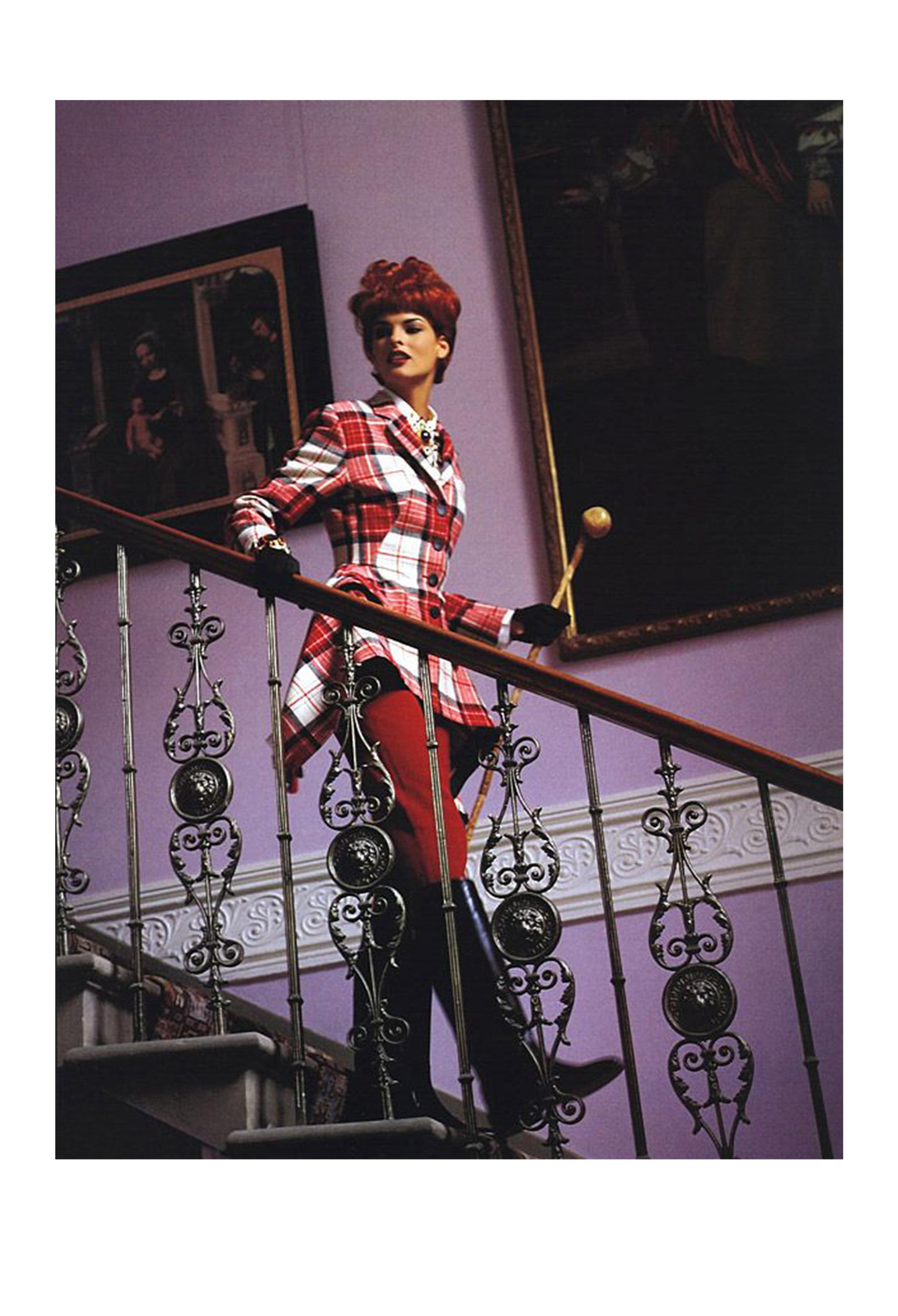 Resurrection Vintage ist begeistert, einen rot-weißen Jean Paul Gaultier Deckenrock mit Schottenkaro, Fransen, einem hochgezogenen Saum, Gürtelschlaufen und einem Reißverschluss in der Mitte des Rückens anzubieten. 

Jean Paul Gaultier
Größe