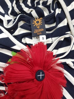 Jean-Paul Gaultier - Robe midi froncée à rayures et fleurs à appliques sur le devant