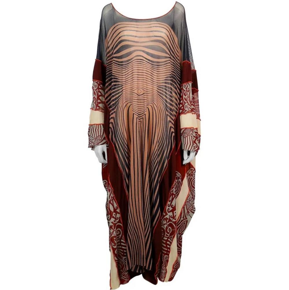 Jean Paul Gaultier  SS 1996 Runway Mesh Body Optical Illusion Nude Tribal Tattoo Contour Kaftan Maxi Dress

Etonnant et rare kaftan Jean Paul Gaultier de la collection printemps/été 1996. Robe maxi kaftan en maille transparente, ornée de l'imprimé