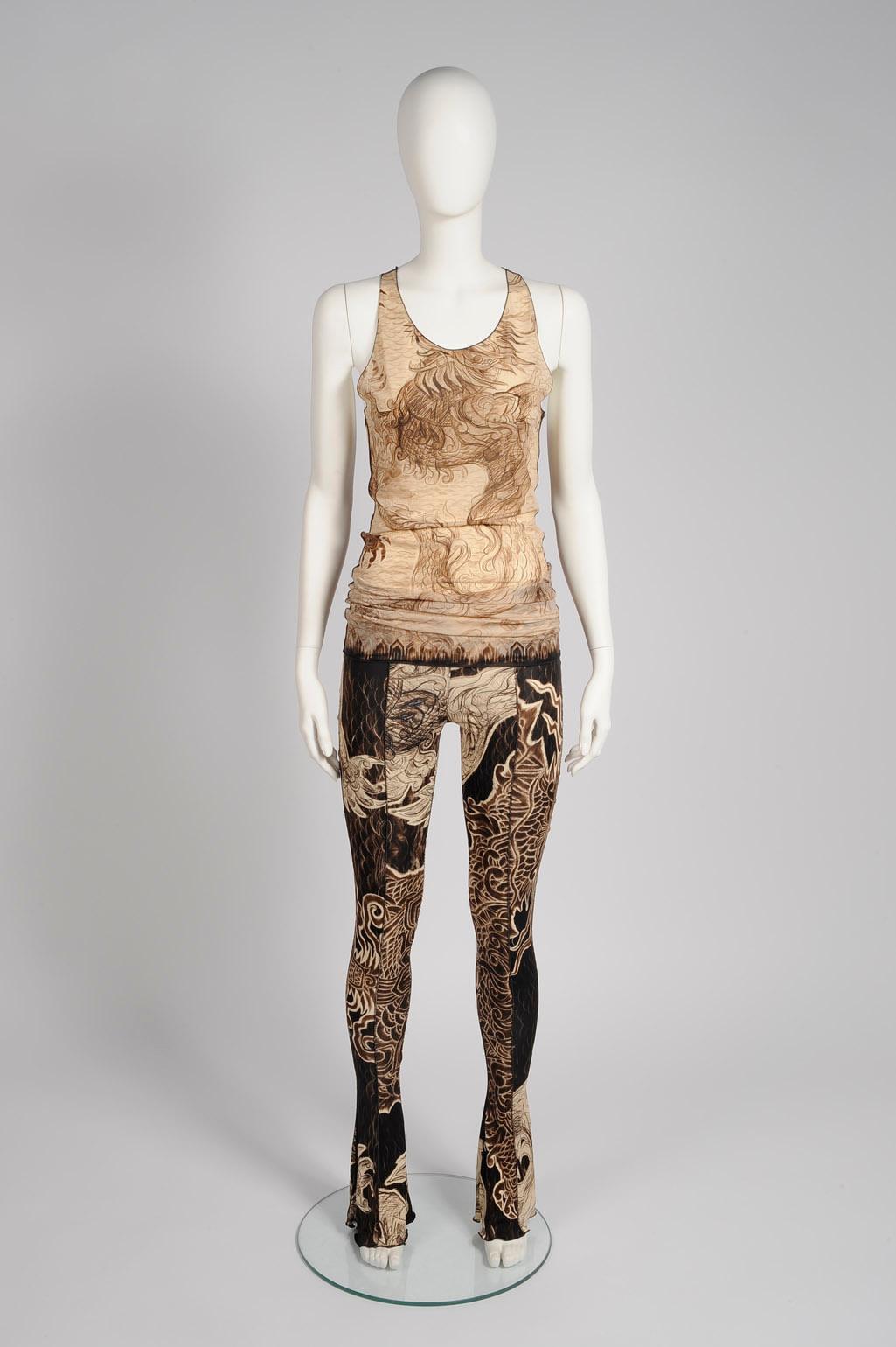 I leggings svasati aderenti stampati sono stati uno dei look chiave della sfilata Autunno-Inverno 2008 di Jean Paul Gaultier (vedi foto 3, 4, 5 e 6). Decorati con un motivo a draghi (proprio come la canottiera abbinata), i leggings sono estremamente