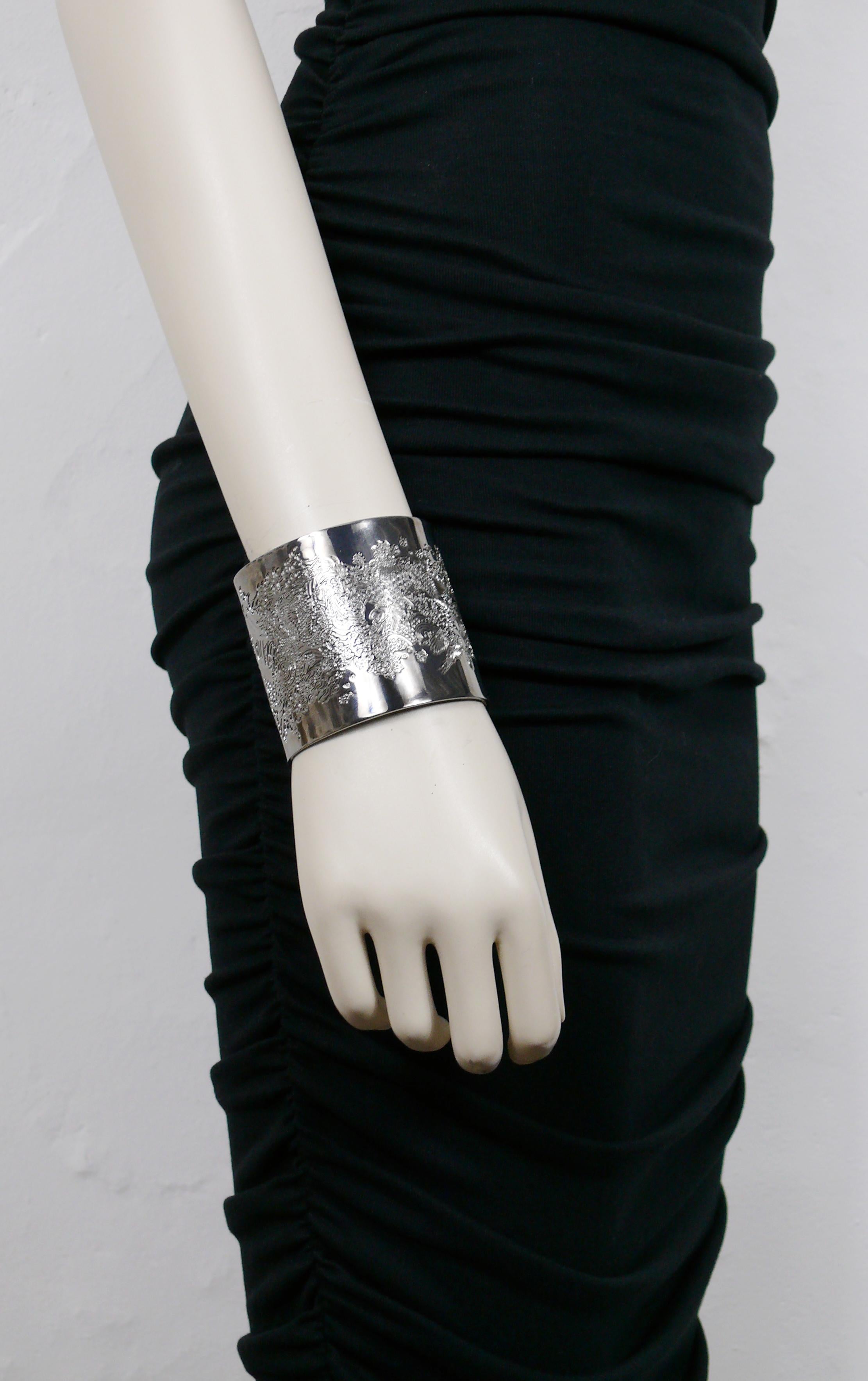 JEAN PAUL GAULTIER ruthenium colour cuff bracelet featuring an opulent Japanase inspired koi fish tattoo engraving.

Embossed JEAN PAUL GAULTIER.

Indicative measurements : inner circumference approx. 19.16 cm (7.54 inches) / total diameter approx.