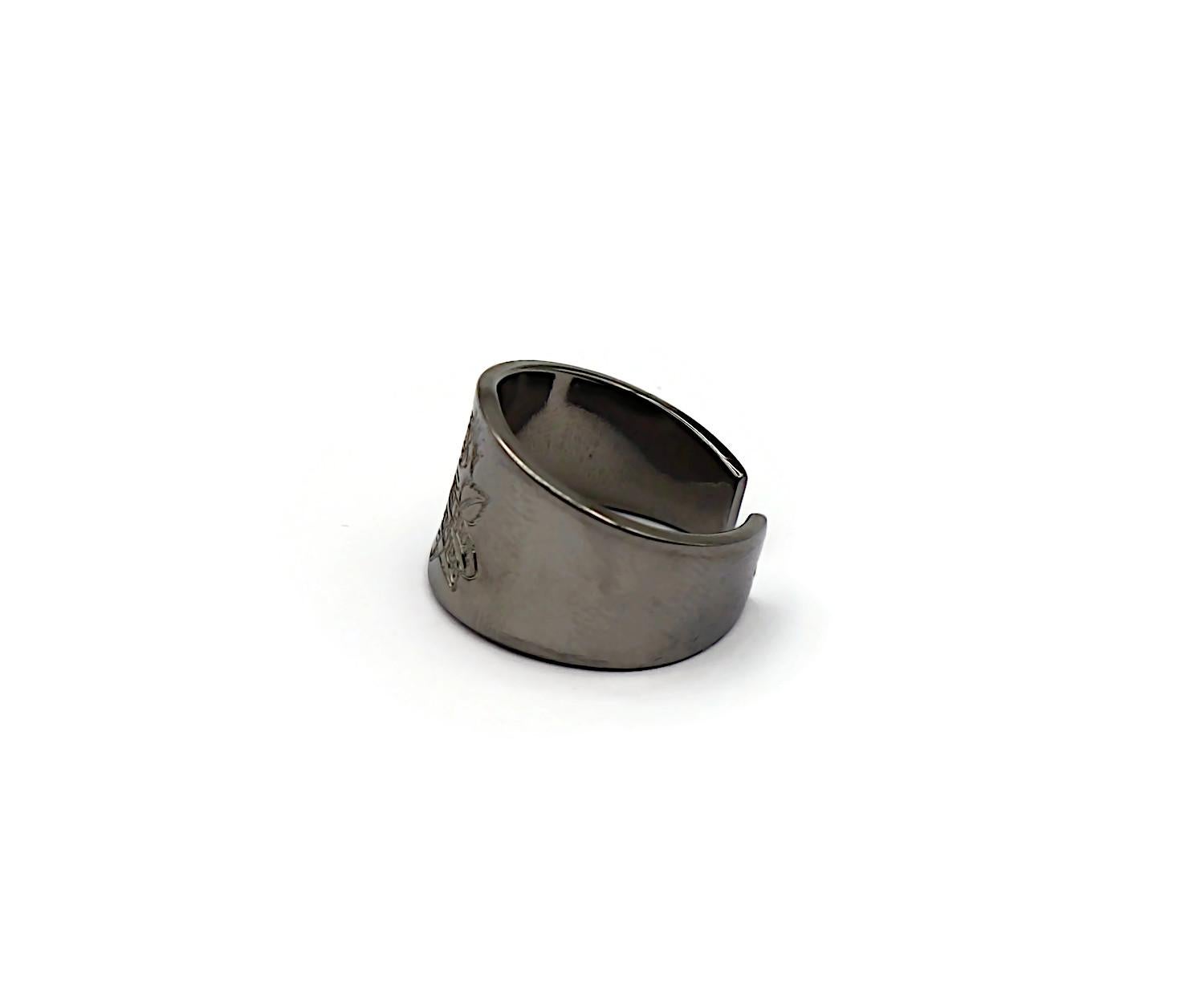 JEAN PAUL GAULTIER ( attribué à) Bague à motif tatouage rose de couleur ruthénium Unisexe en vente