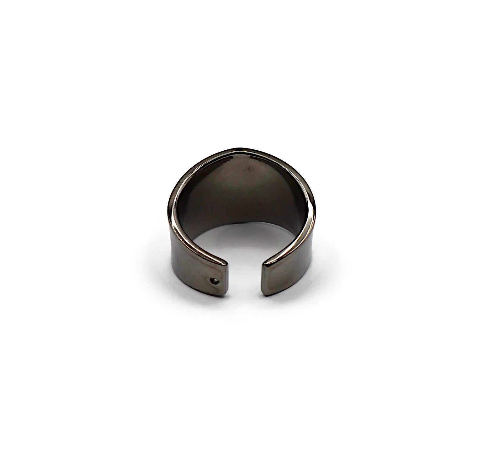 JEAN PAUL GAULTIER ( attribué à) Bague à motif tatouage rose de couleur ruthénium en vente 1