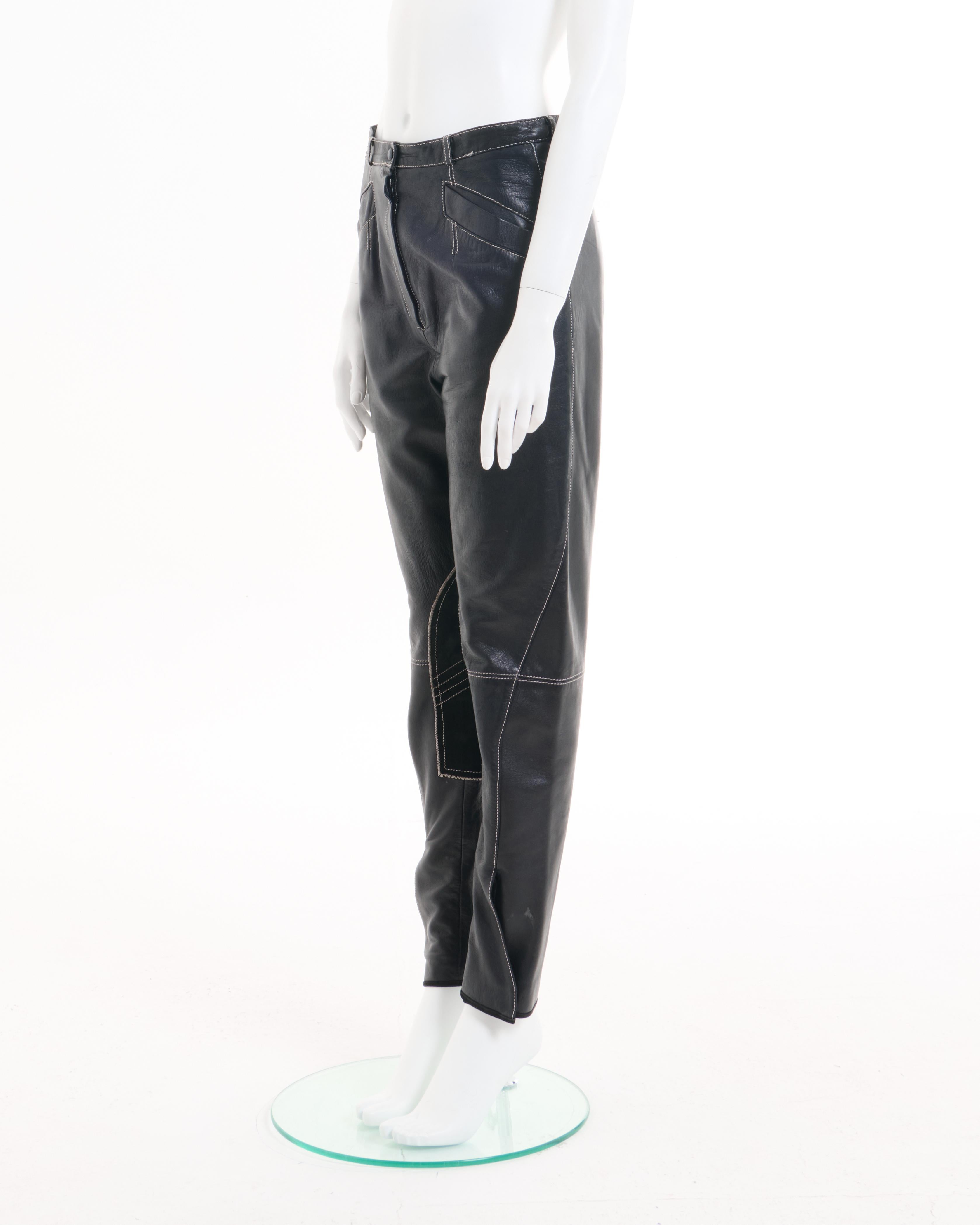 - Jean Paul Gaultier Pantalones de moto de cuero negro 
- Vendido por Skof.Archive
- Primavera-Verano 1991
- Puntadas blancas y detalles de ante en las rodillas
- Corte curvo en las piernas que termina con cierre de velcro 
- Totalmente forrado 
-