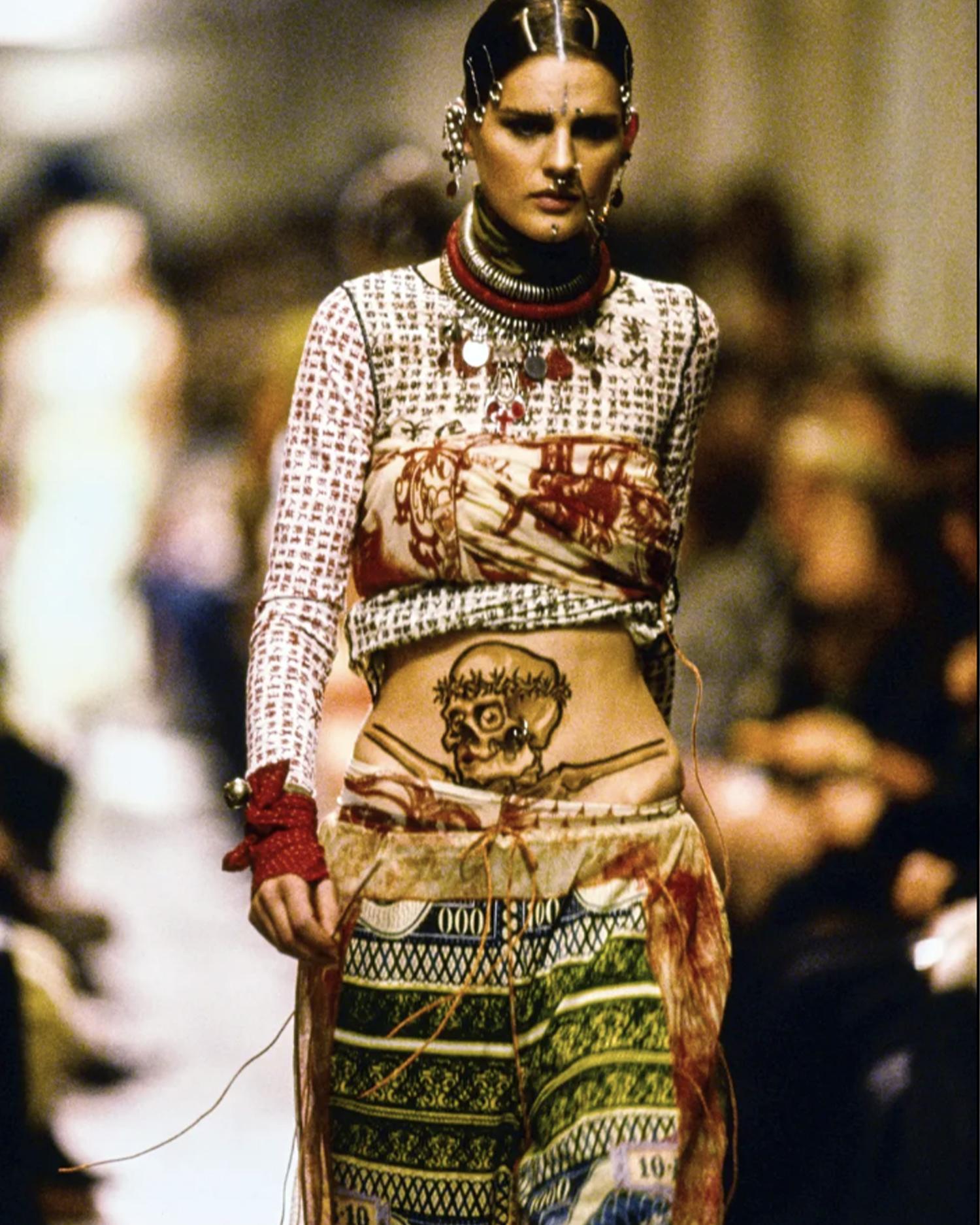 - Runway Look 6,12
- Banknote cotton print t-shirt and leggings set
- Raw cut
- Crewneck t-shirt 
- T-shirt fit over
- Leggings fitted to the body 
- Spring Summer 1994
- Size: 
Top 
FR 40 - IT 44 - UK 12 - US 8 (EU)
Pants 
FR 38 - IT 42 - UK 10 -