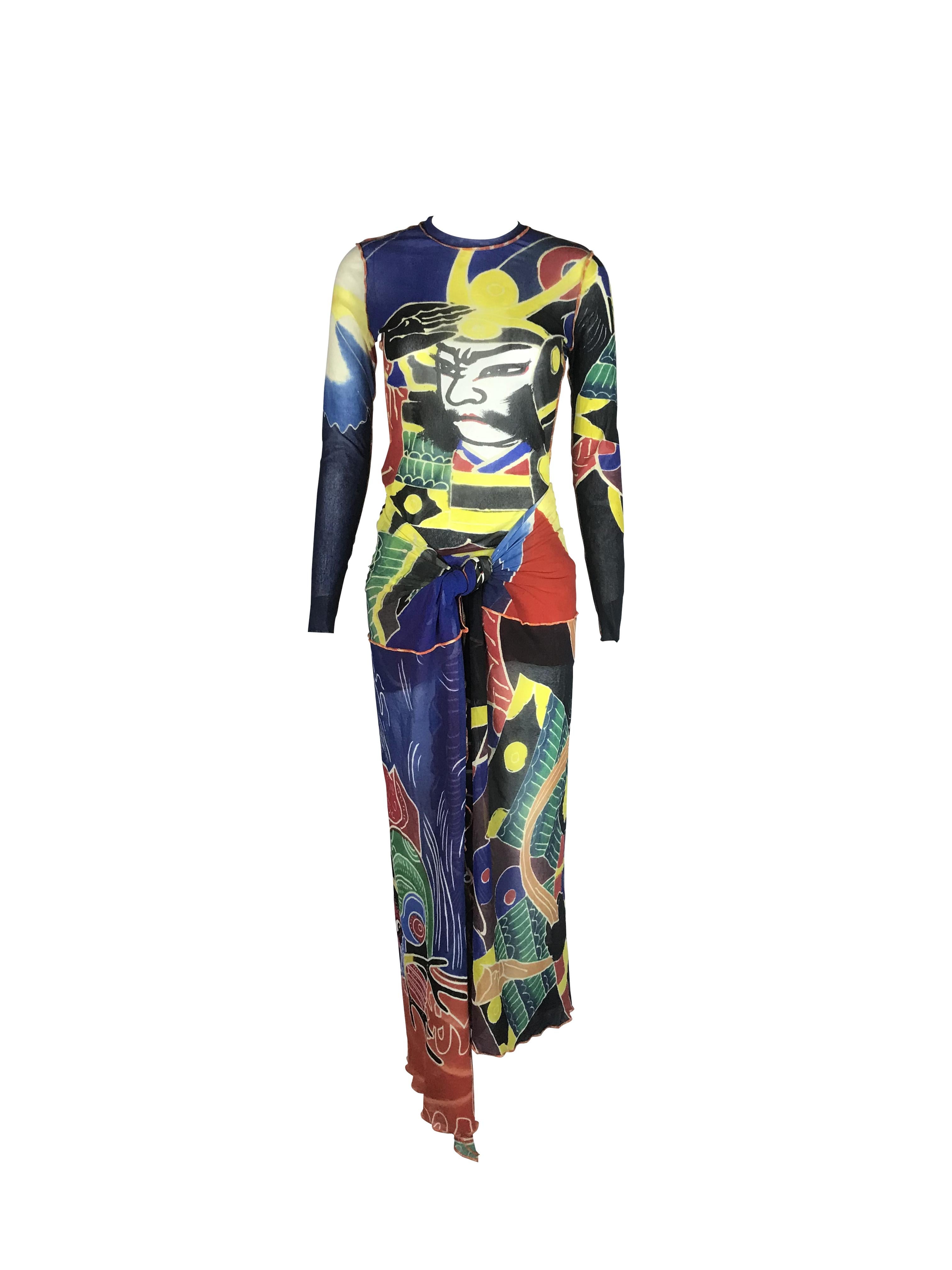 Création audacieuse de Jean Paul Gaultier, cet ensemble en maille est orné de graphiques artistiques vifs inspirés des thèmes culturels et mythologiques du kabuki et des samouraïs. L'ensemble comprend un haut ajusté à manches longues et une jupe