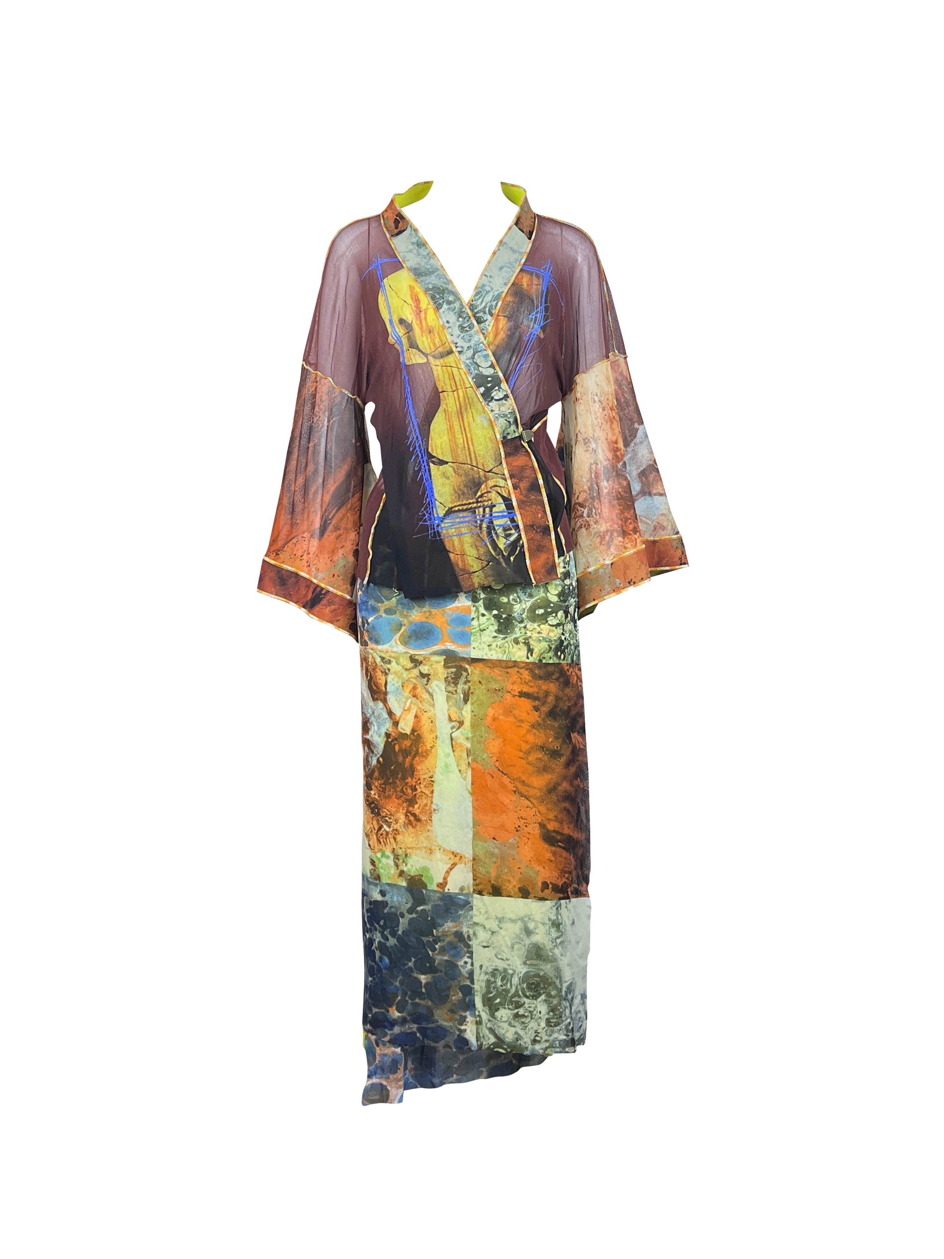 Cet ensemble kimono en maille multicolore de JEAN PAUL GAULTIER pour le printemps-été 1999, avec le célèbre imprimé 