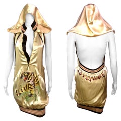 Jean Paul Gaultier S/S 2007 Laufsteg Besticktes Logo Offener Rücken Minikleid mit Kapuze