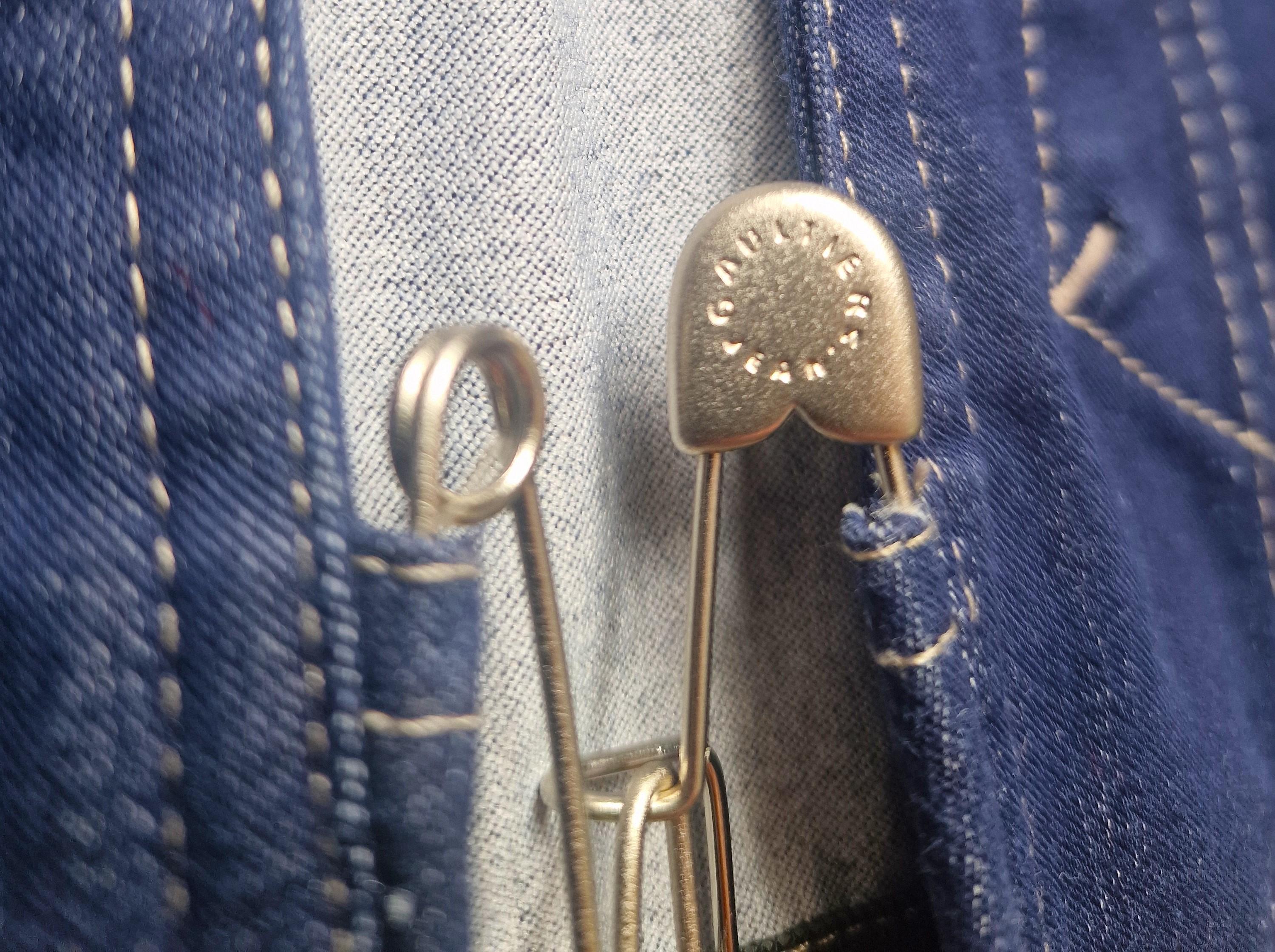 Jean Paul Gaultier Safety Pin Clips Vintage Bella Hadid Denim Blue Crop Tee Top en vente 3