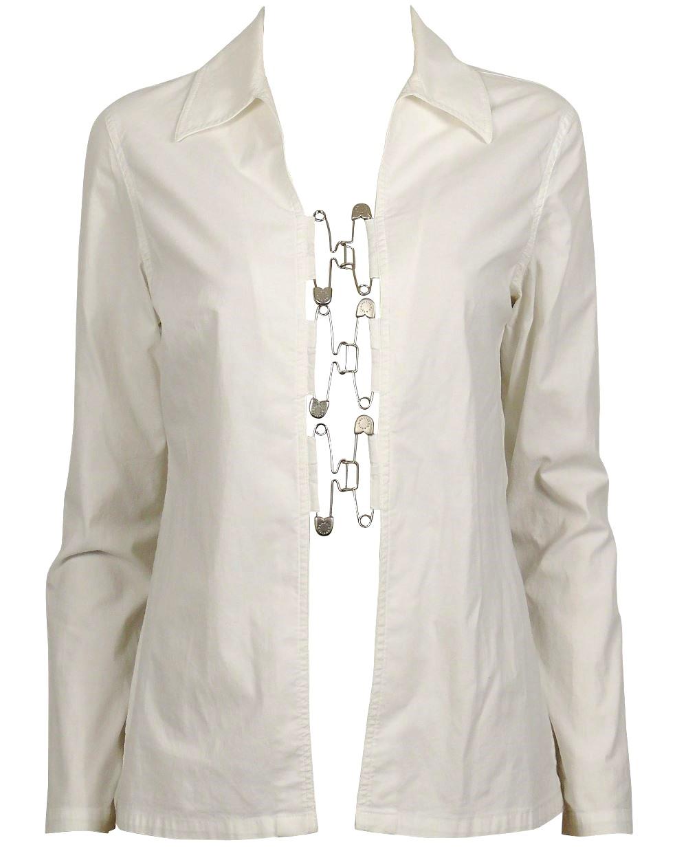 Weißes Vintage-Hemd von JEAN PAUL GAULTIER mit Sicherheitsnadel-Hakenverschlüssen auf der Vorderseite.
Gaultier Jean`s Lasche mit Totenköpfen auf der Rückseite.

Bella Hadid ist in einem Crop-Denim-Top zu sehen, außerhalb der Jean-Paul Gaultier