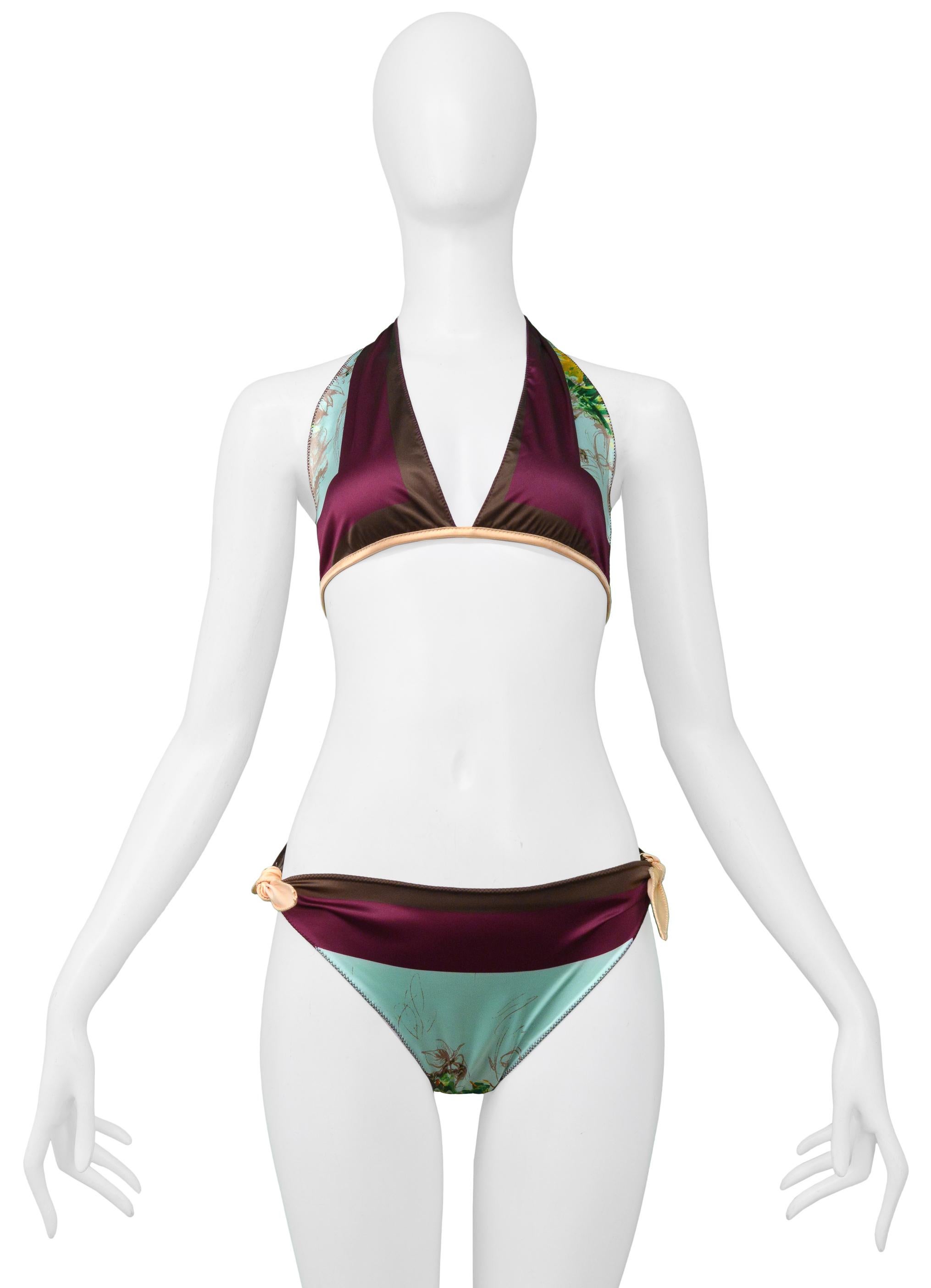 Resurrection Vintage a le plaisir de vous proposer un bikini vintage Jean Paul Gaultier en satin multicolore avec un haut dos nu avec un lien dans le dos et un fermoir en métal, et un bas de bikini avec des liens sur les côtés.

Jean Paul