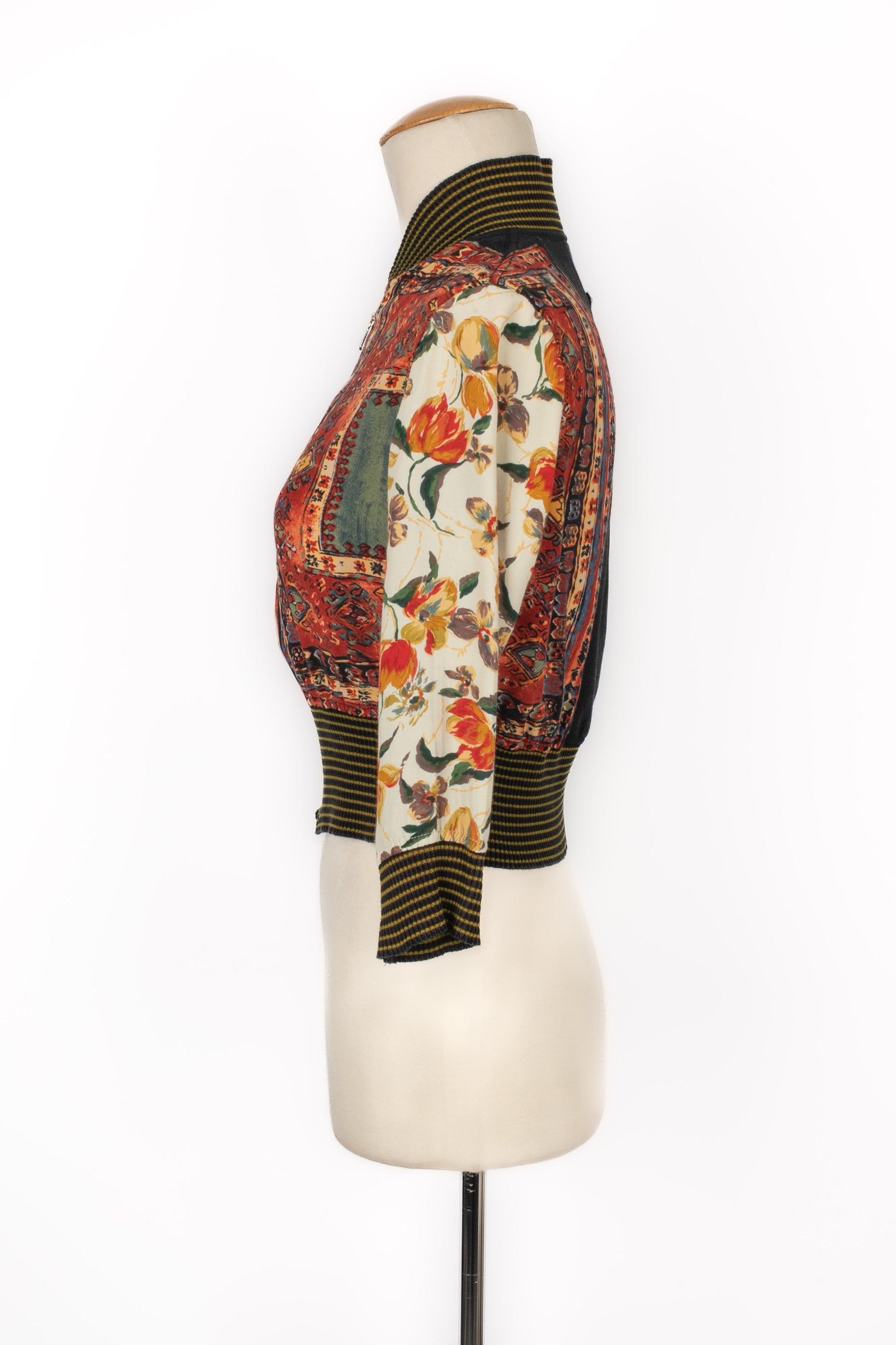 Jean-Paul Gaultier - (Made in Italy) Short jacket with multicolored patterns. Size 42IT indicated, it fits a 36FR/38FR.

Additional information:
Condition: Good condition
Dimensions:  Shoulder width: 36 cm - Chest: 43 cm - Sleeve length: 40 cm -