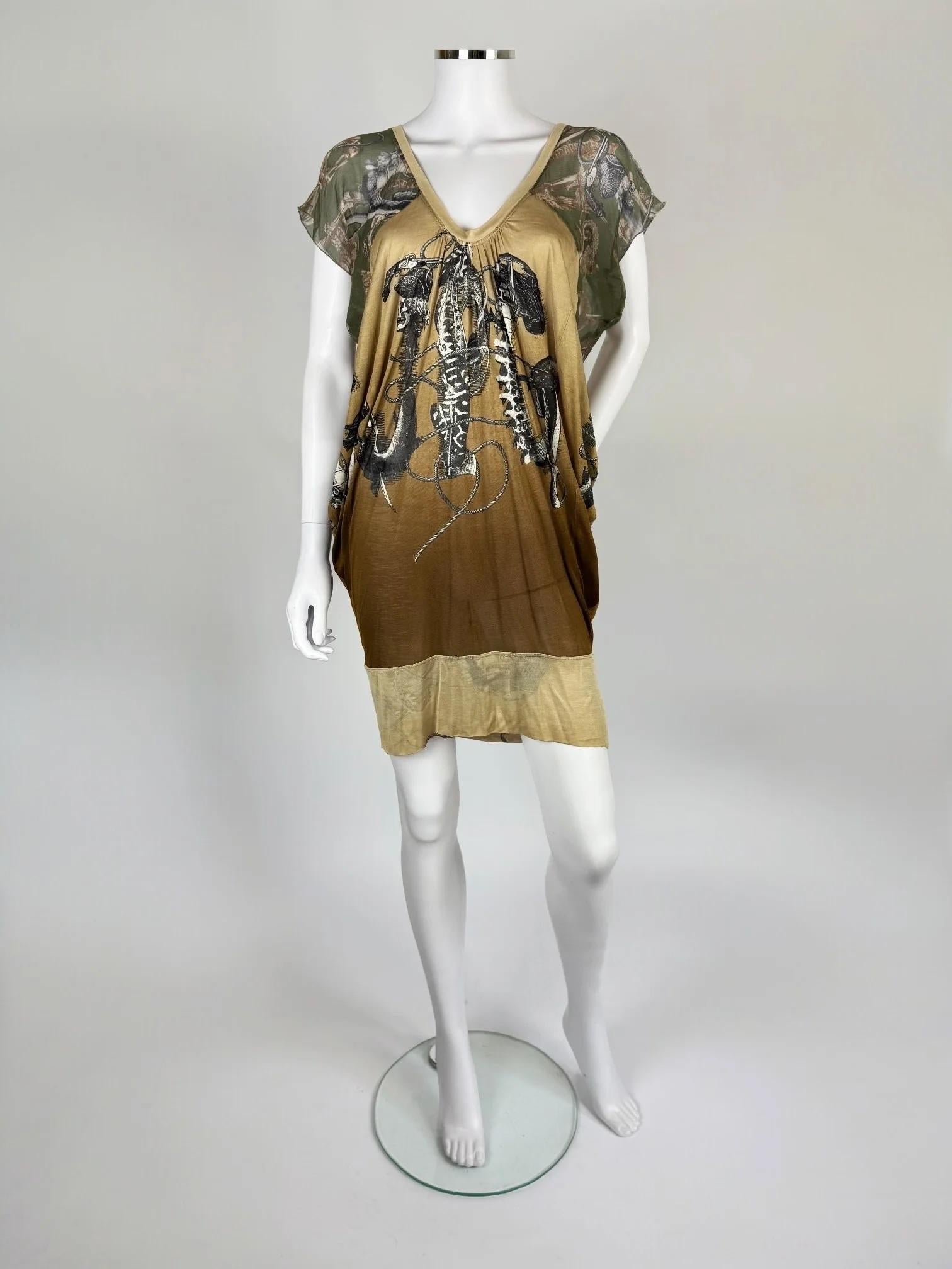 Jean Paul Gaultier Maille Femme Minikleid aus Seide, ca. 2000er Jahre
Körper aus Seidenjersey mit kurzen Ärmeln aus Seidenchiffon
Mit einem surrealen, anatomisch-mechanischen Grafikdruck auf einem bronzefarbenen Sockel mit Farbverlauf
100%