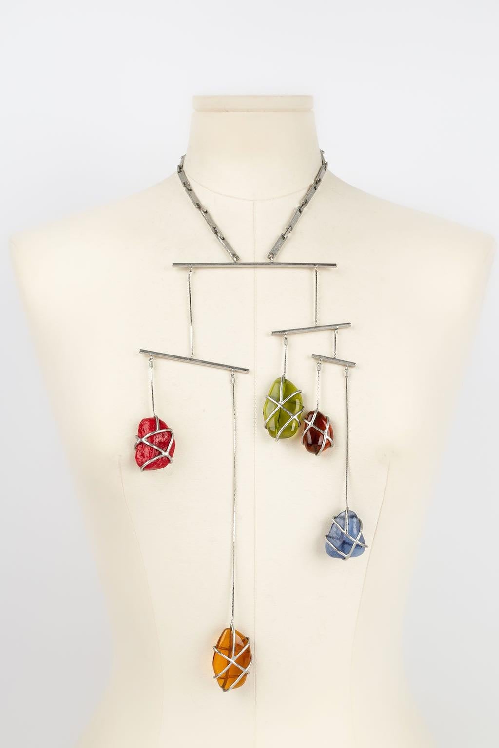 Jean Paul Gaultier -Halskette aus versilbertem Metall mit mehrfarbigen Steinen. Jewell der 1990er Jahre, inspiriert von der mobilen Kunst.

Zusätzliche Informationen: 
Abmessungen: Länge: von 39 cm bis 44 cm - Höhe: 19 cm
Zustand: Sehr guter