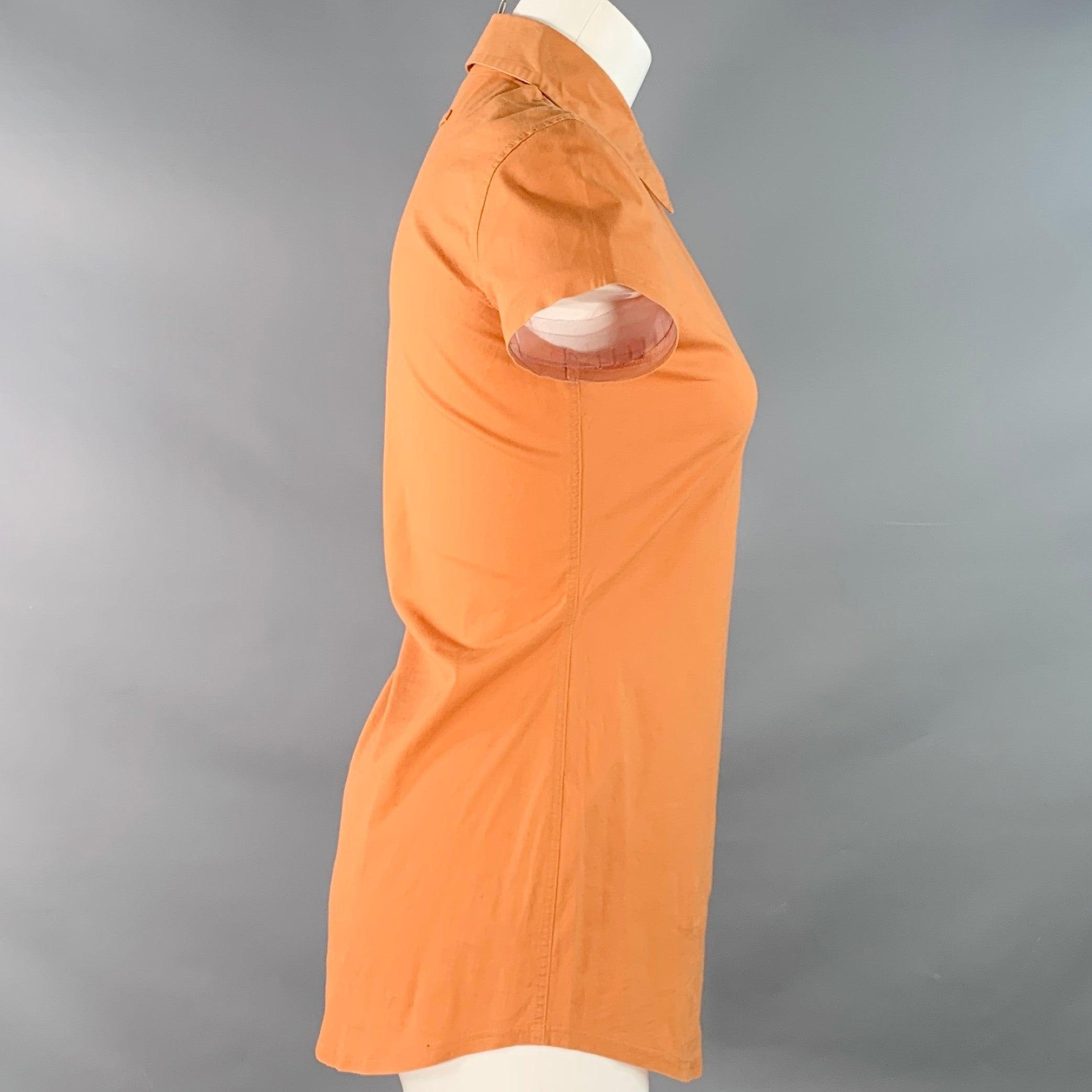 JEAN PAUL GAULTIER - Top décontracté
en tissu de coton mélangé orange, avec un col ouvert, une poche et une fermeture à bouton unique au niveau du cou. Fabriqué au Japon. Excellent état. 

Marqué :   FR 40 

Mesures : 
 
Épaule : 14.5 inches Buste :
