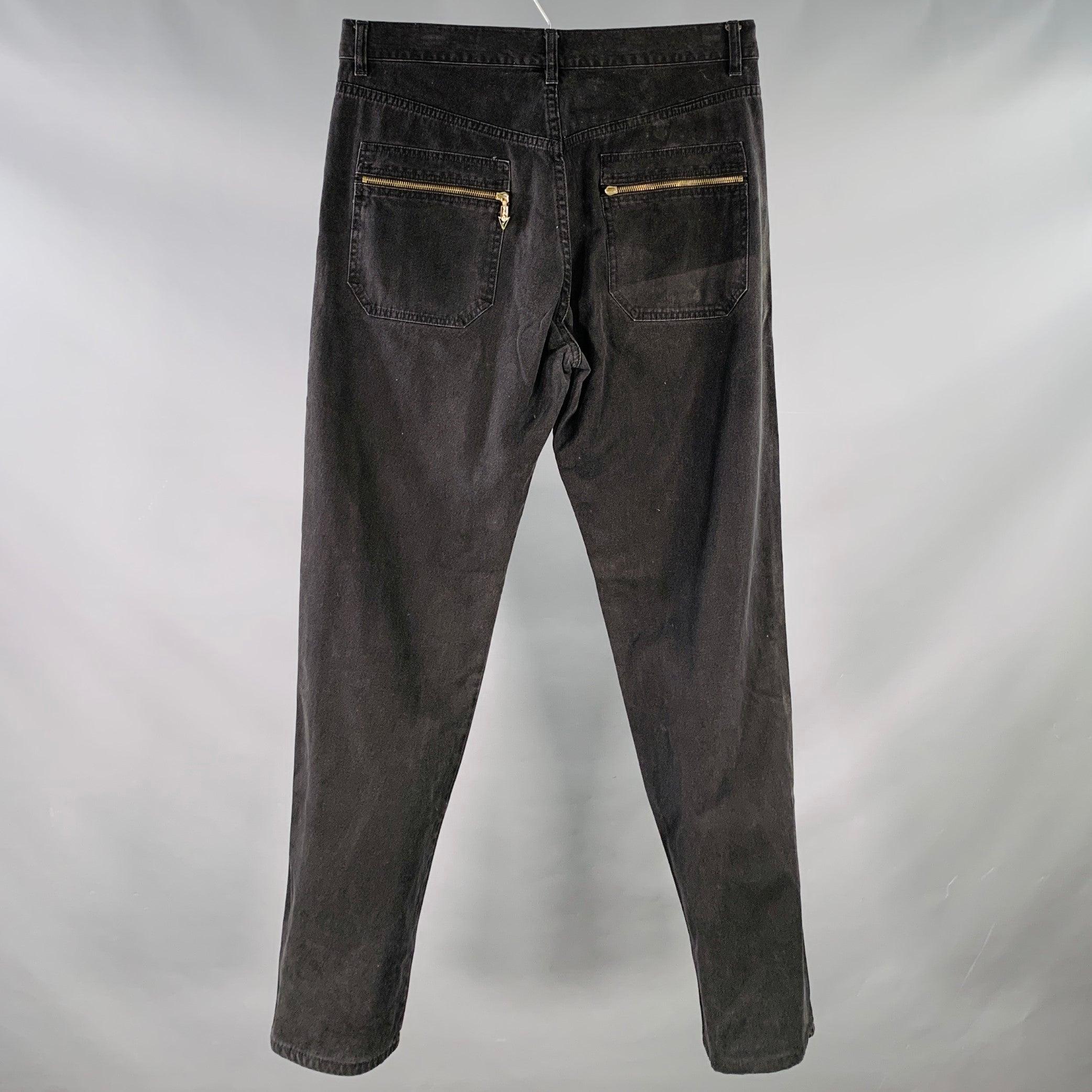 Jeans JPG JEANS by JEAN PAUL GAULTIER
en coton noir, avec cinq poches, une jambe fuselée et une fermeture à glissière.
Fabriqué en Italie. Bon état d'usage. Il manque une tirette de la poche arrière. 

Marqué :   L 

Mesures : 
  Taille : 33 pouces