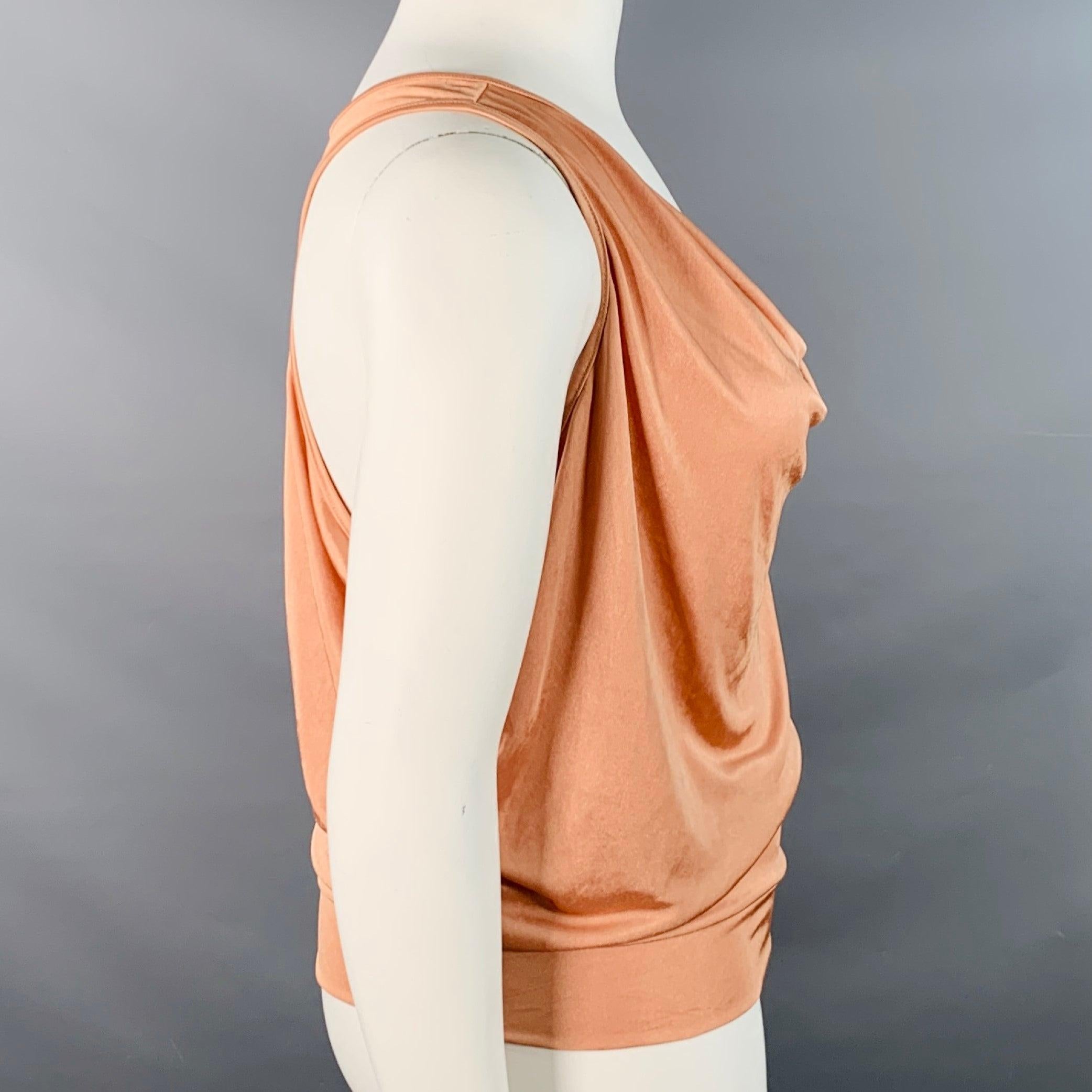 Top casual Jean Paul Gaultier Jeans
in jersey di poliestere arancione sorbetto, stile canotta racerback con orlo aderente. Lievi segni di usura. 

Contrassegnato:   taglia non segnata, cartellini parzialmente rimossi. 

Misure: 
 
Spalla: 12,5