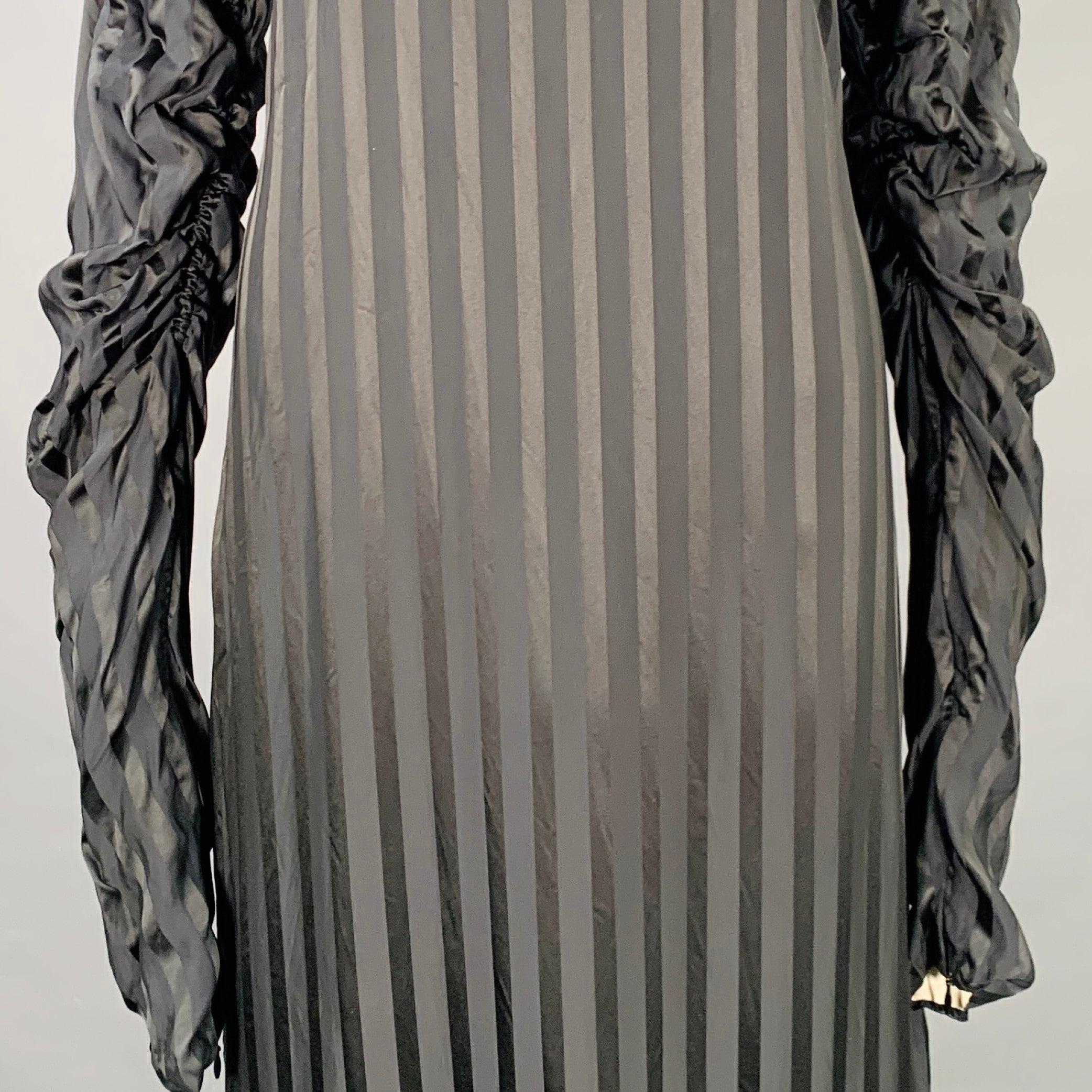 JEAN PAUL GAULTIER Kleid
aus einer schwarzen Acetatmischung mit schwarzem Streifenmuster, extra langen Rüschenärmeln mit Manschettenreißverschlüssen und bodenlangem Design. Made in Italy Ausgezeichneter Pre-Owned Zustand. 

Markiert:   Größe nicht