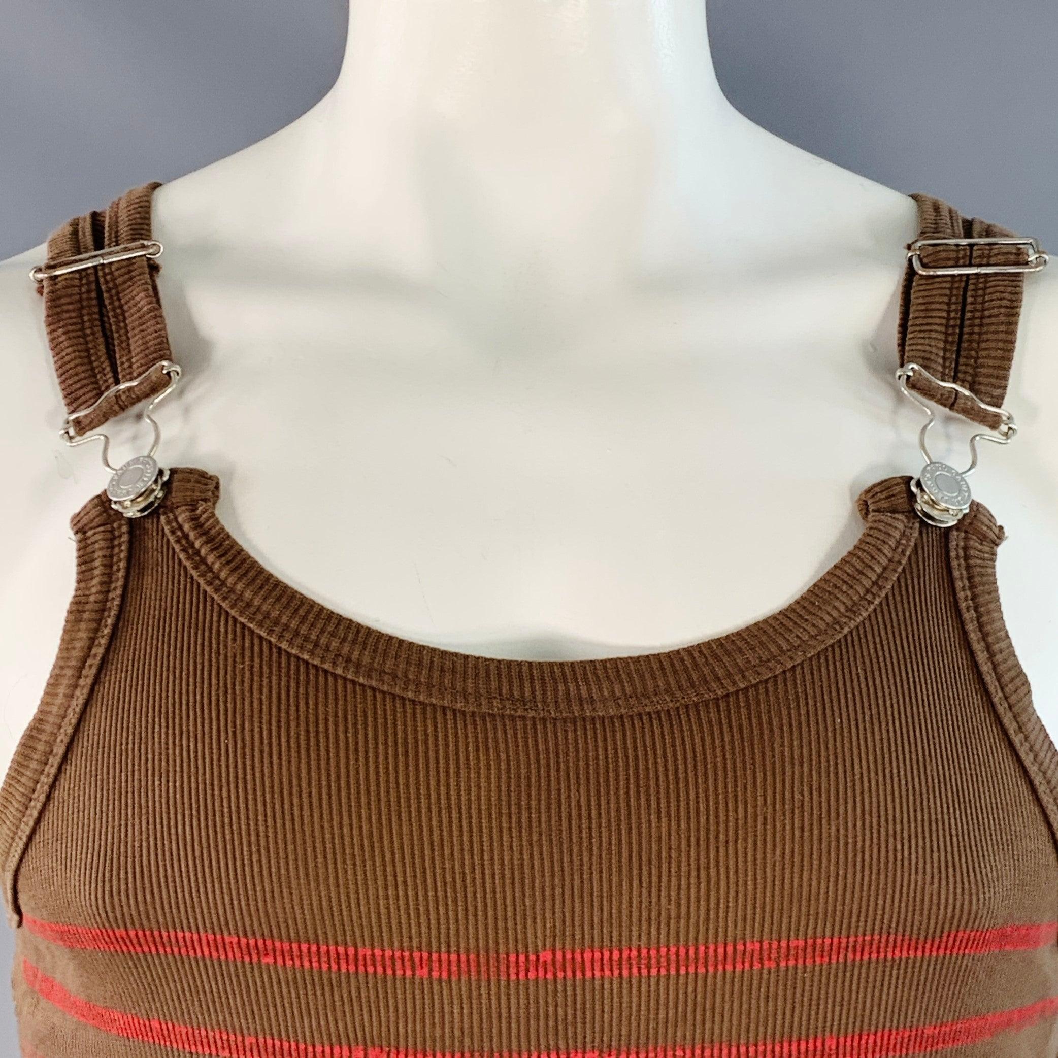 Canotta JEANS by Jean Paul Gaultier
in maglia di cotone marrone a costine con motivo a righe rosse, stampa di rose e logo sul retro e chiusura a doppio anello con fibbia. Moderati segni di usura, coerenti con le condizioni dell'epoca. Così com'è.