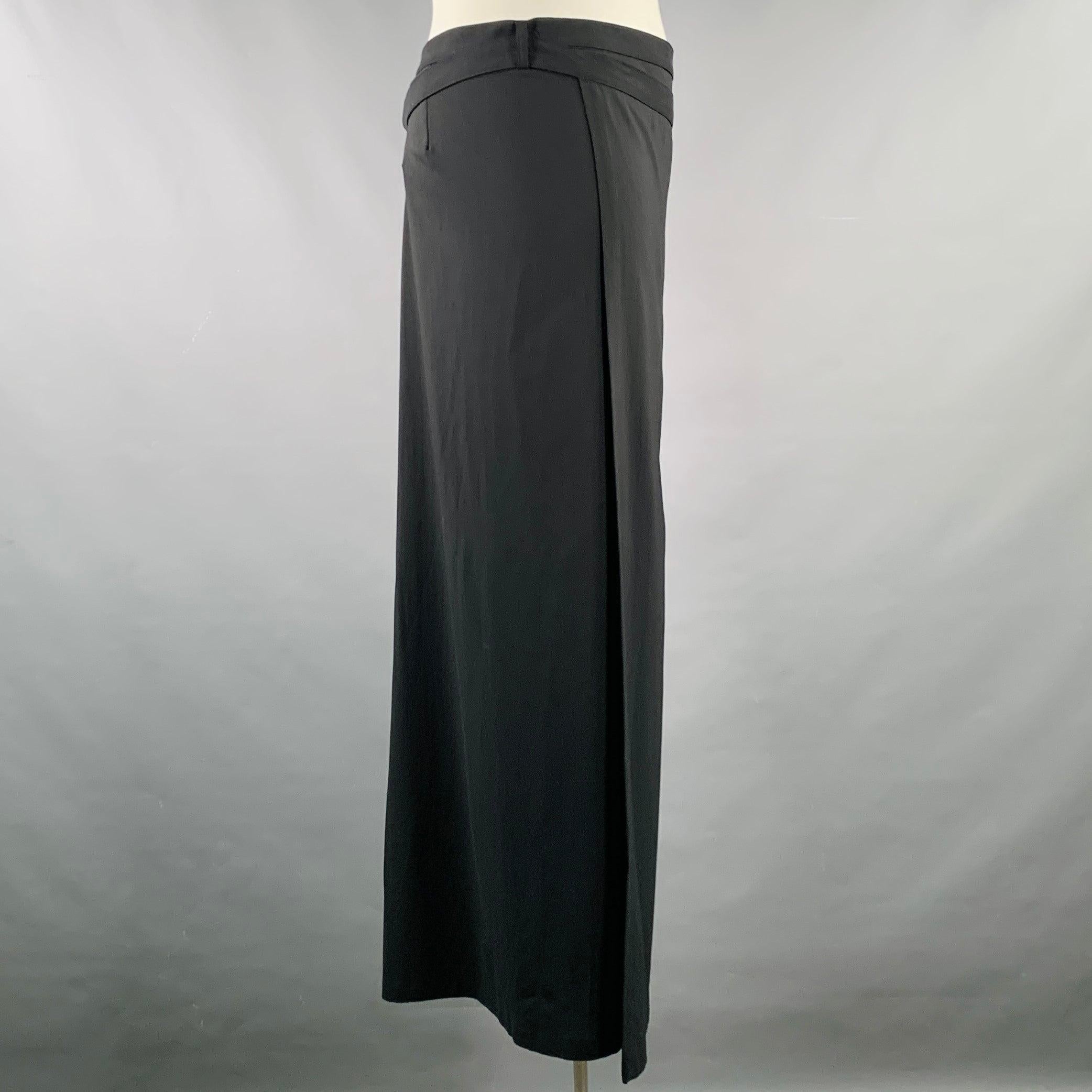 Falda vintage JEAN PAUL GAULTIER
en un tejido negro de mezcla de lana y seda, de estilo envolvente con cierre de cinturón envolvente. Fabricado en Italia.Excelente estado de conservación. 

Marcado:   IT 48 

Medidas: 
  Dimensiones: 52 pulgadas  x