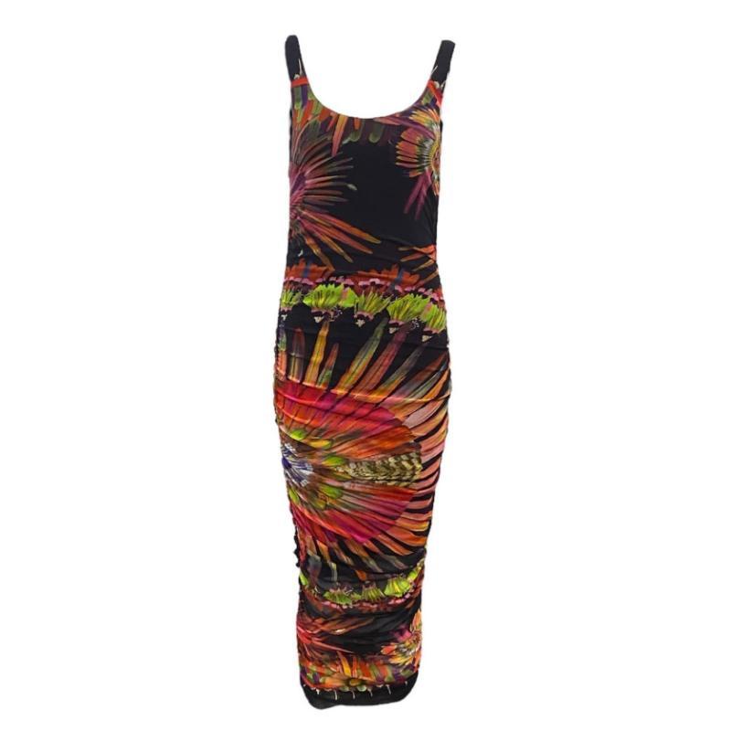 Este Vestido Soleil de Jean Paul Gaultier presenta un diseño body con tejido elástico que proporciona un ajuste cómodo. El atrevido estampado floral en colores ácidos. Longitud media   perfecto vestido de verano de día a noche. Fruncido en los