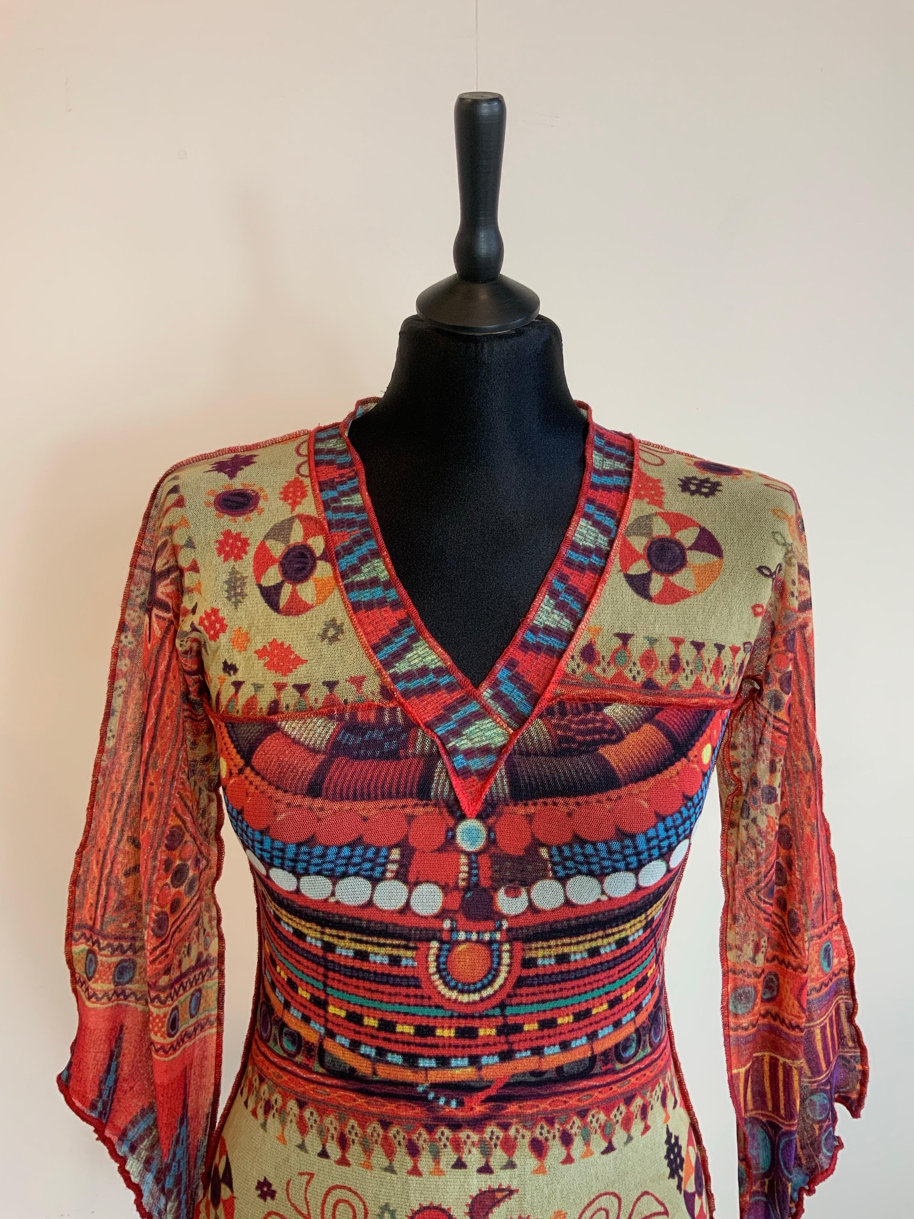 Jean Paul Gaultier Top. Soleil.
100% polyamide. Des vibrations hippies.
Taille universelle M. Matière élastique.
Épaules 42 cm
Buste 38 cm
Longueur 65 cm
Manche 65 cm
Excellent état général. Il présente des signes minimes d'utilisation normale.