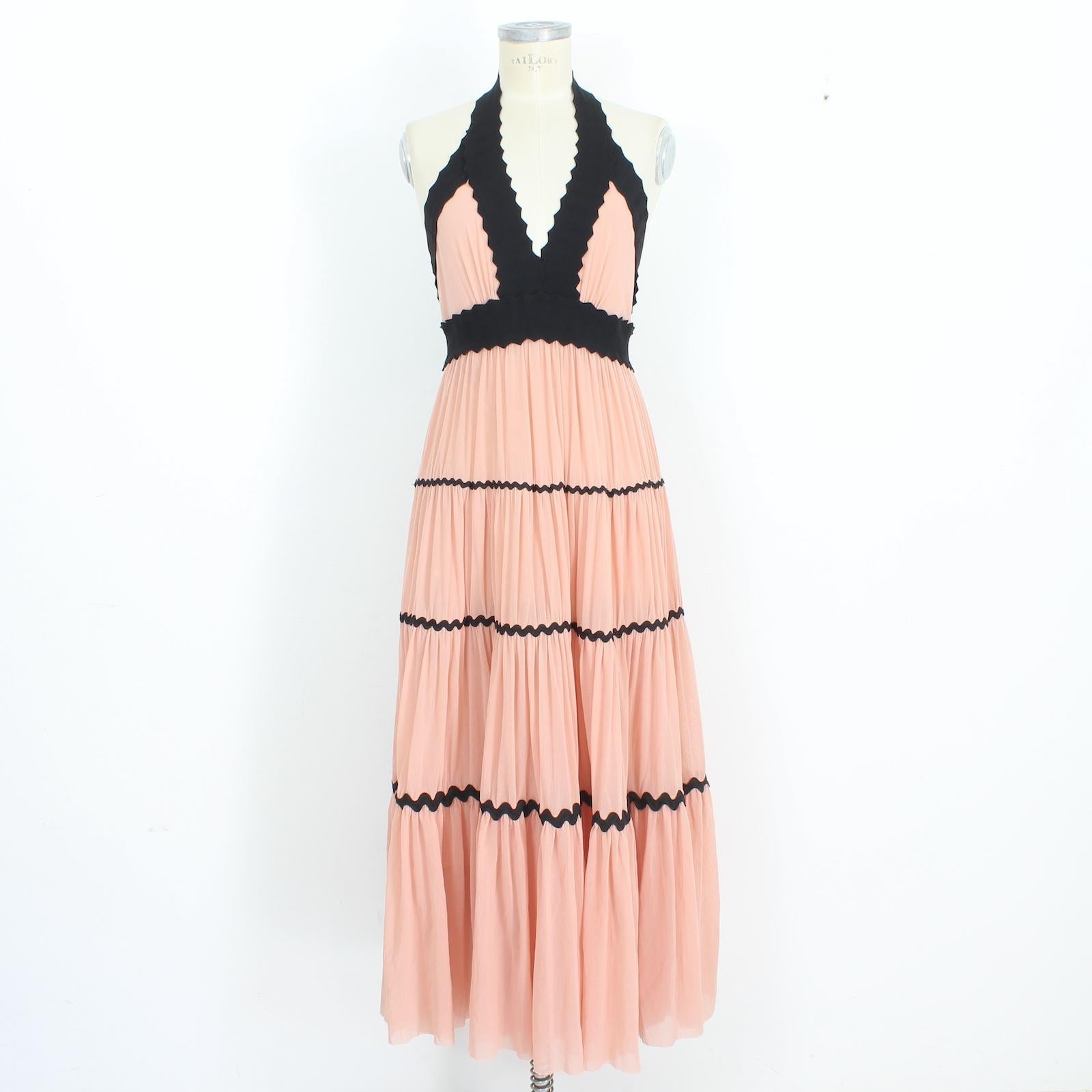Rehaussez votre garde-robe avec la robe longue Soleil de Jean Paul Gaultier, issue de la collection emblématique des années 2000. Cette superbe robe présente une encolure américaine unique et une taille élastique pour une coupe flatteuse. La texture