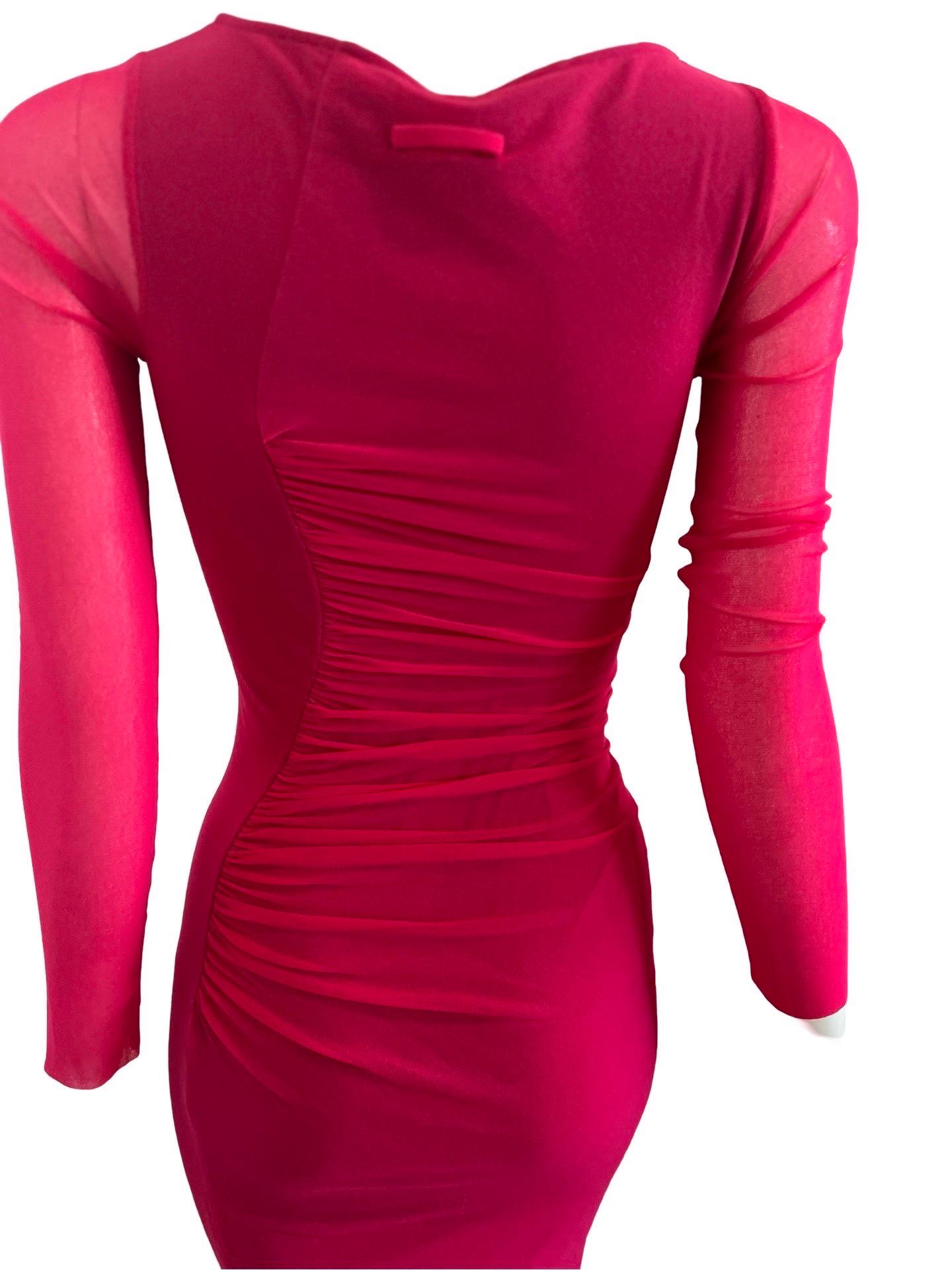 ¡Caliente, caliente, caliente! Vestido de malla JPG Soleil en rosa fuerte. Manga larga y cae justo antes de la rodilla. Este vestido todavía tiene las etiquetas.  Muestra una talla S. Excelente estado. 

Medidas (tumbada, sin incluir la elasticidad