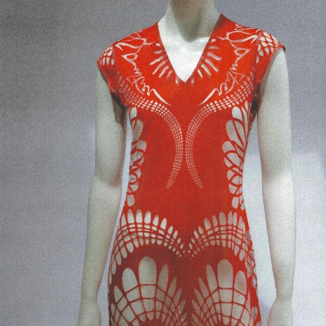 Jean Paul Gaultier Frühjahr 2001 Langes rotes Kleid 
Größe FR 40 
Guter Condit  
Schaufensterpuppe UK 8