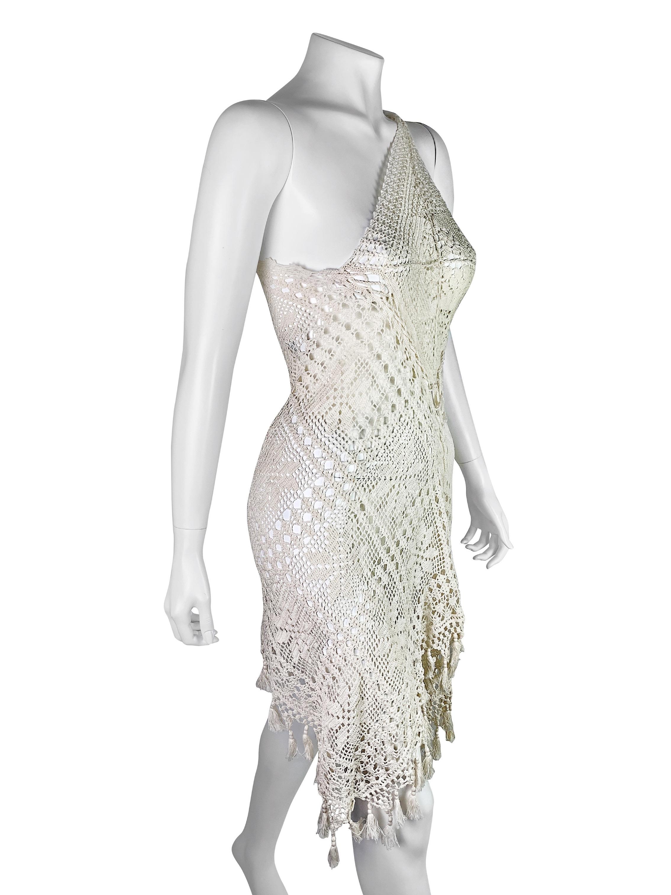 Corte asimétrico muy favorecedor e impresionante encaje de ganchillo con borlas.

La talla FR 38 es perfecta para una talla pequeña con curvas y se adapta fácilmente a las tallas grandes, pero ten en cuenta que en las tallas grandes será más corto y