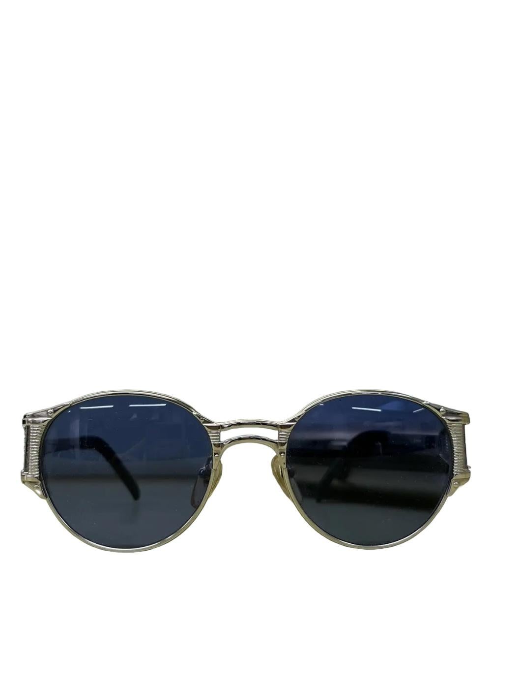 Jean Paul Gaultier
Lunettes de soleil en métal Steam Punk Spring

Magnifiques lunettes de soleil Jean Paul Gaultier en métal à ressort avec l'étui d'origine. En très bon état, fabriqué en Italie.
