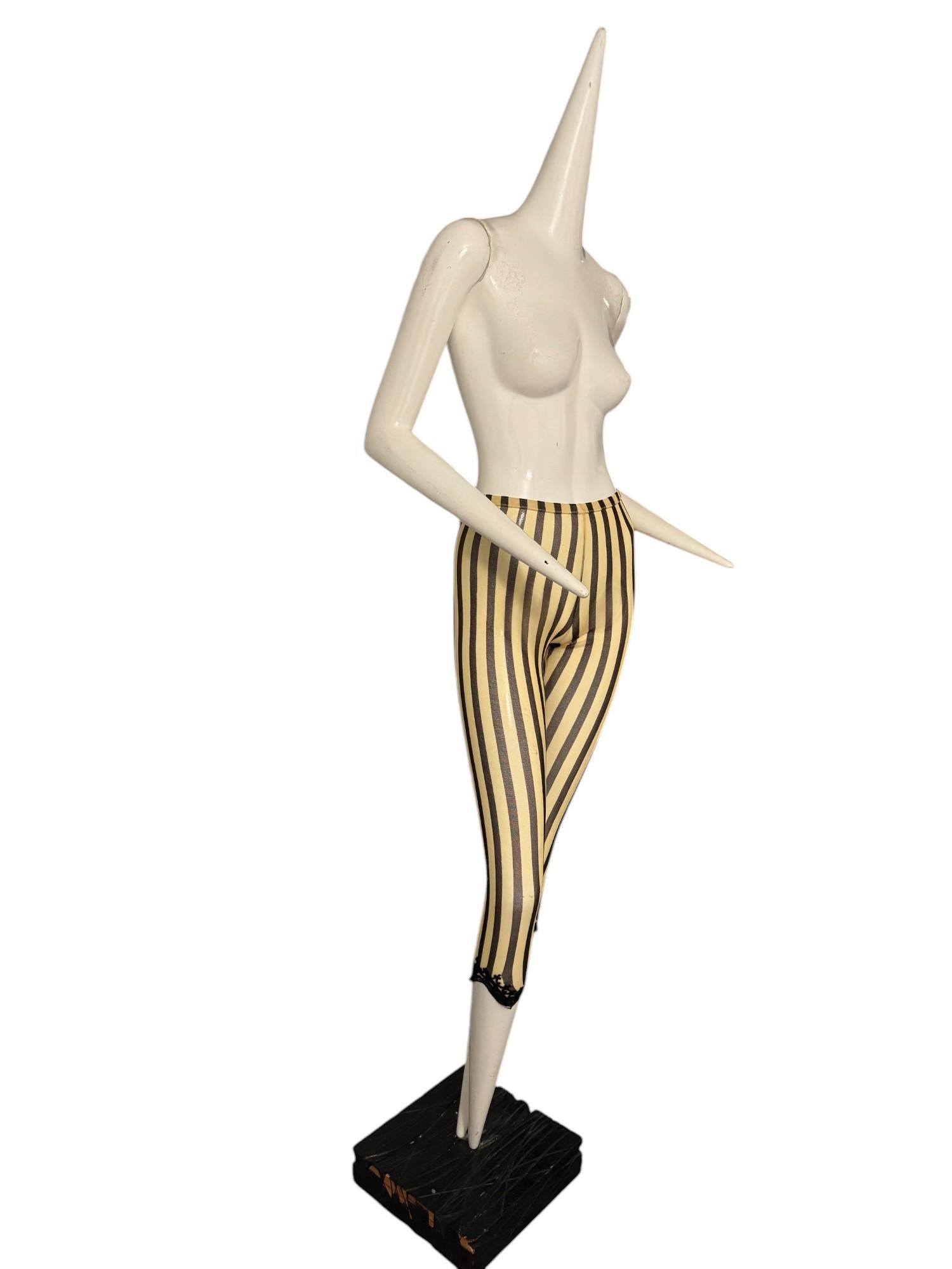JEAN PAUL GAULTIER pantaloni a righe in rete, elasticizzati, color cioccolato ed ecrù con orlo ricamato. Un pantalone molto vintage che si coordina con un abito e un cardigan simili presenti nella nostra boutique. In ottimo stato e proveniente da un