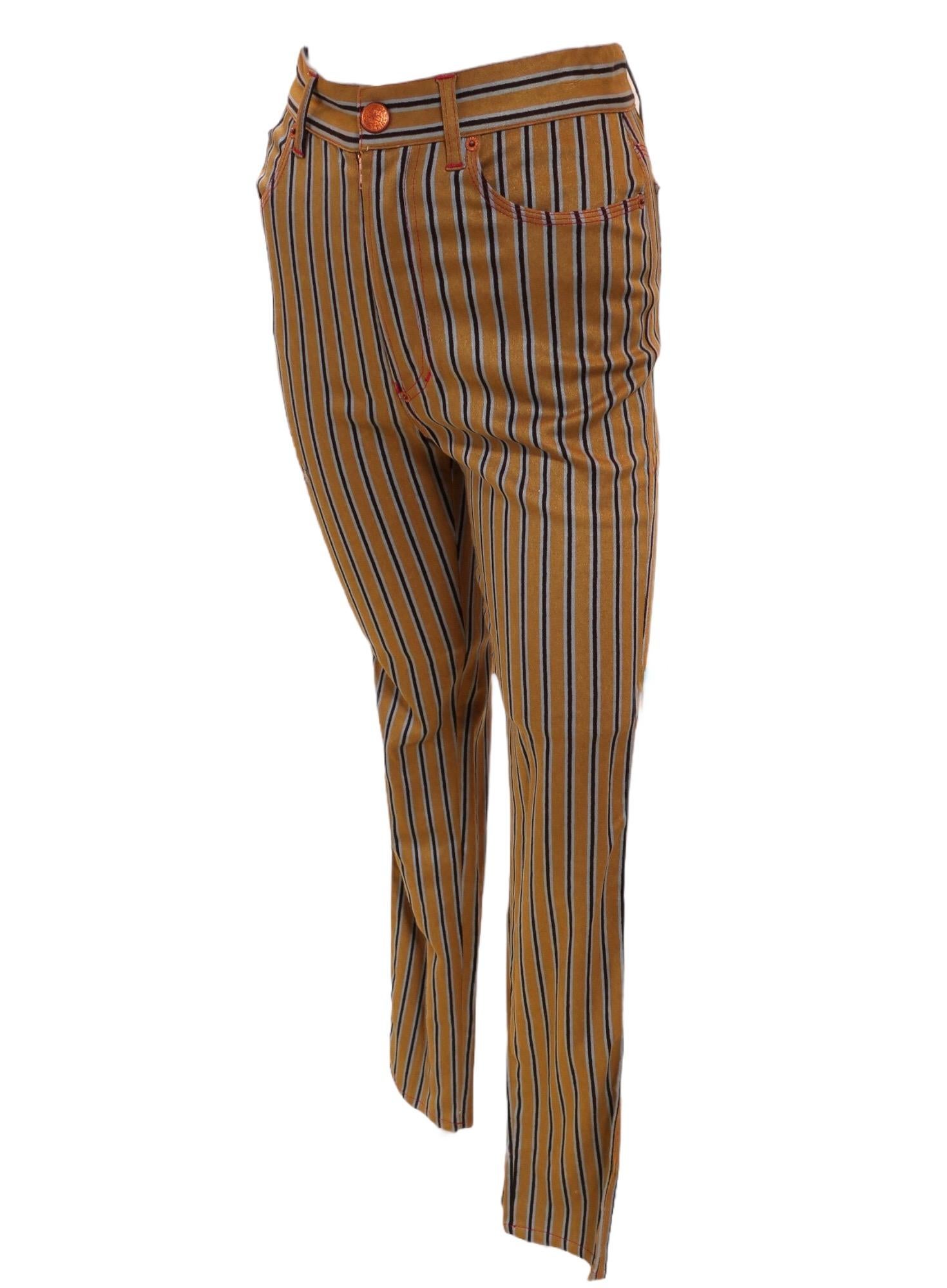 Questi pantaloni elasticizzati vintage di Jean Paul Gaultier sono spettacolari! Il colore neutro di base è sottolineato non solo dalle strisce verticali nere e grigie, ma anche dalle cuciture rosse a contrasto lungo le cuciture e le tasche.