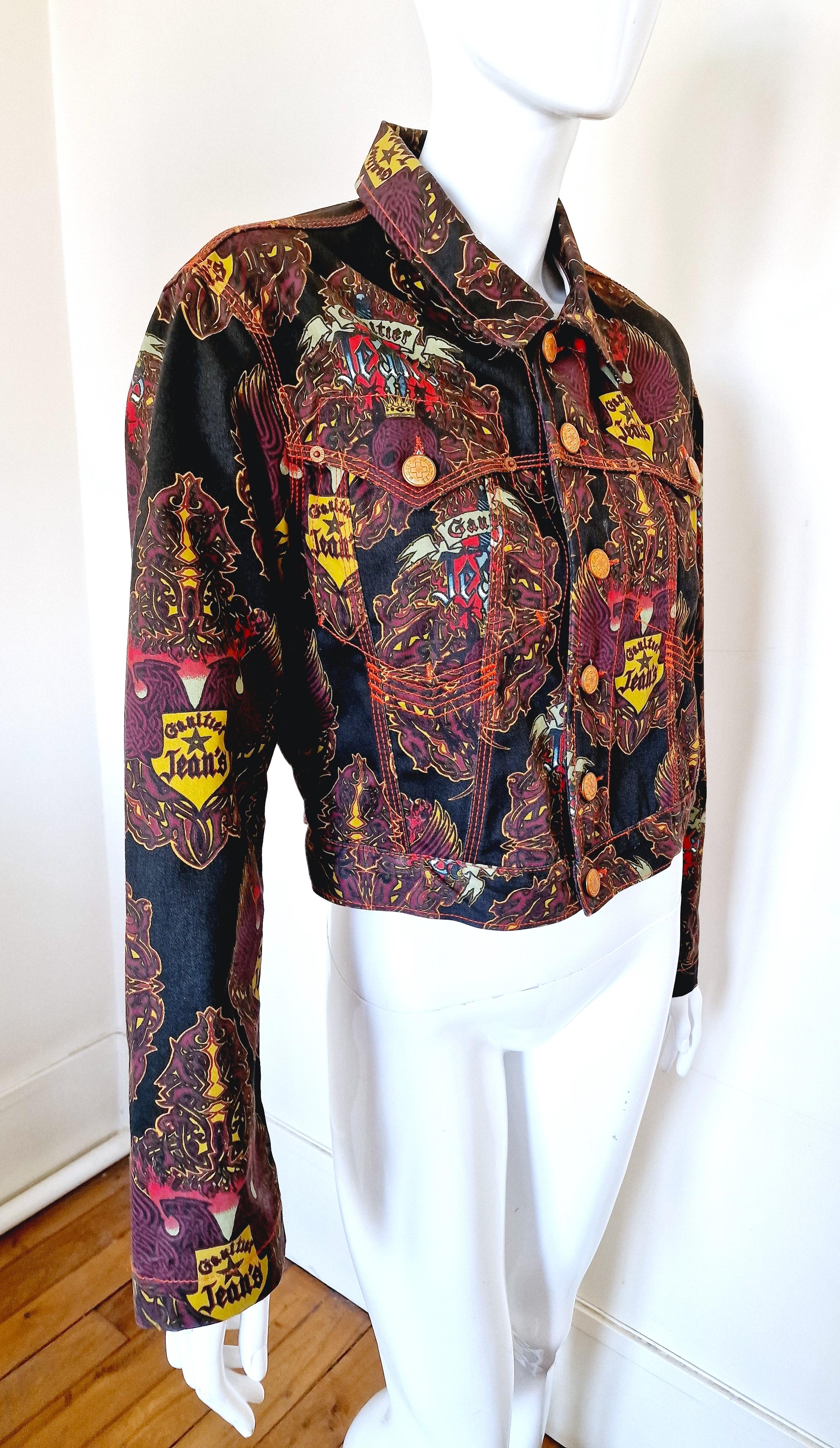 Tattoo crop jacket by Jean Paul Gaultier!
2 front pockets.
*GAULTIER JEANS* metal buttons.
2x5 buttons on the sleeves!
Orange sewing !

VERY GOOD condition!

SIZE
Marked size: M.
Women: medium.
Men: small.
Length: 47 cm / 18.5 inch
Bust: 47 cm /