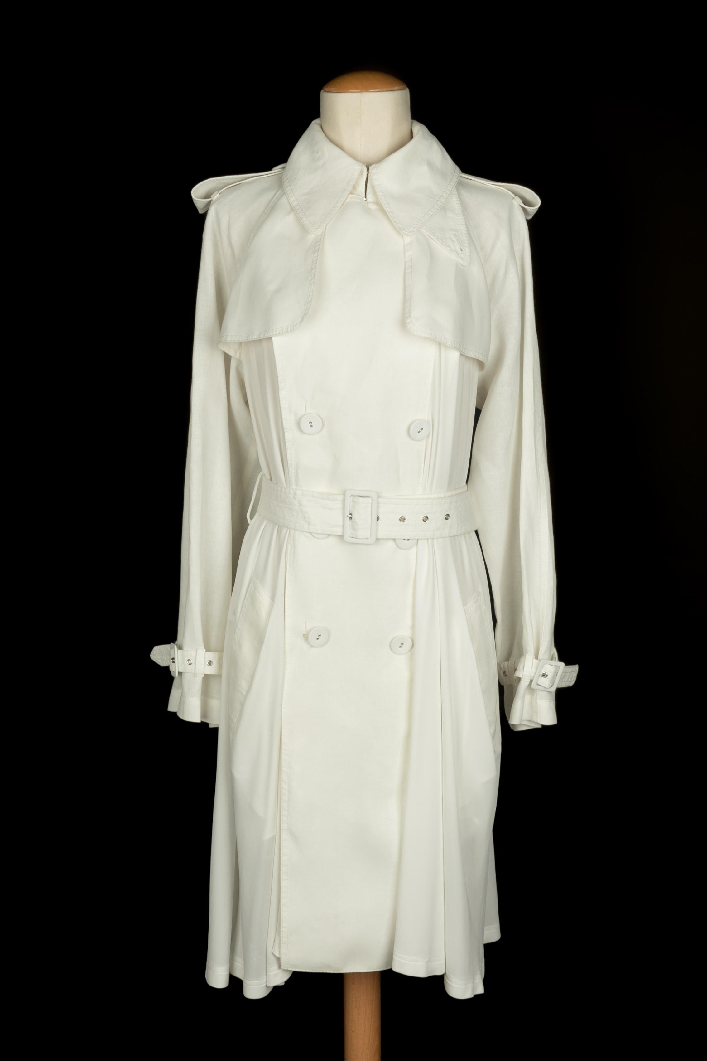 JEAN-PAUL GAULTIER - (Made in Italy) Trench in lino bianco. La taglia 46 indicata, corrisponde a una 40FR.

Condizioni:
Ottime condizioni

Dimensioni:
Larghezza spalle: 45 cm - Lunghezza maniche: 62 cm - Lunghezza: 100 cm

SKU:M143