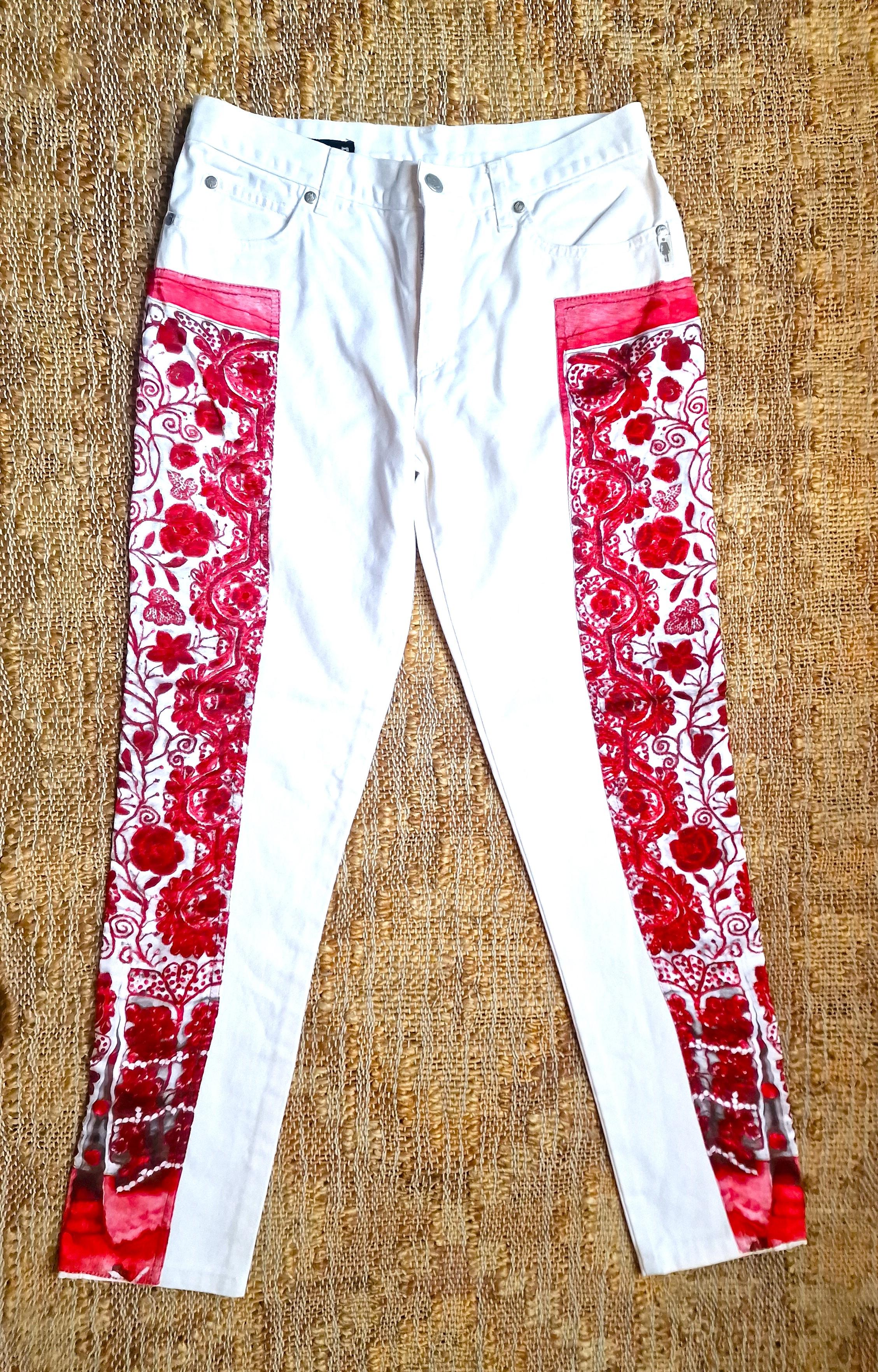 Optical illusion pants by Jean Paul Gaultier.
The pattern is on silk fabric!
It look you wear an embroidered pants.
JPG metal buttos.
*JPG BY GAULTIER* tab on the back.

EXCELLENT condition!

SIZE
Medium
Makred size: 28.
Length: 96 cm / 37.8