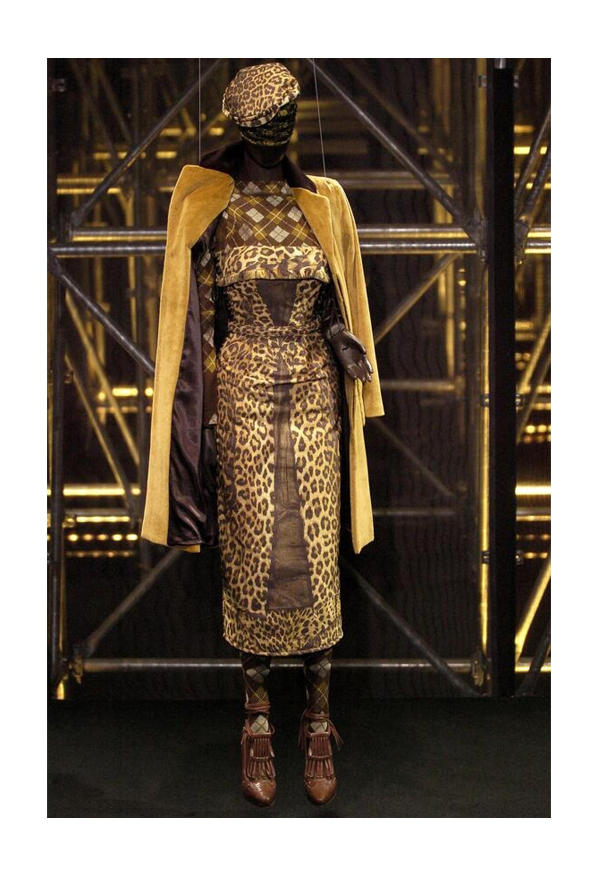 Resurrection Vintage freut sich, ein Vintage Jean Paul Gaultier Trompe L'Oeil Leopardenkleid mit Korsettschnürung aus dem Jahr 2004 anbieten zu können. Es hat eine trägerlose Passform, ausgefranste Ränder an der Brust, Korsettschnürung an jeder