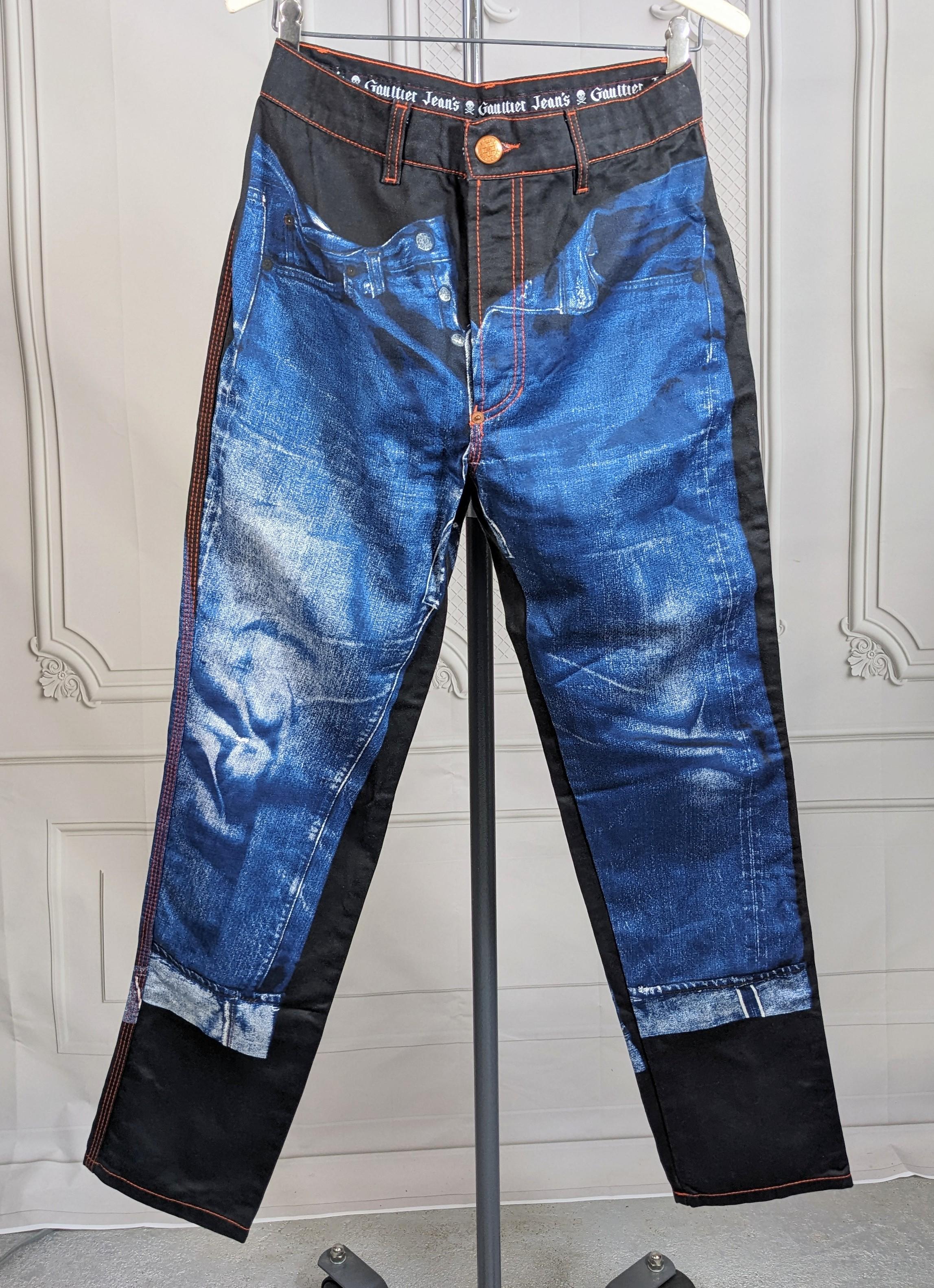 Coole Jean Paul Gaultier Trompe L'Oiel Jeans aus den späten 1990er Jahren. Bedruckt mit einer Denim-Jeans auf schwarzem Baumwollgrund. 
JPG Jeans. Größe 42. Ca. 1997. 